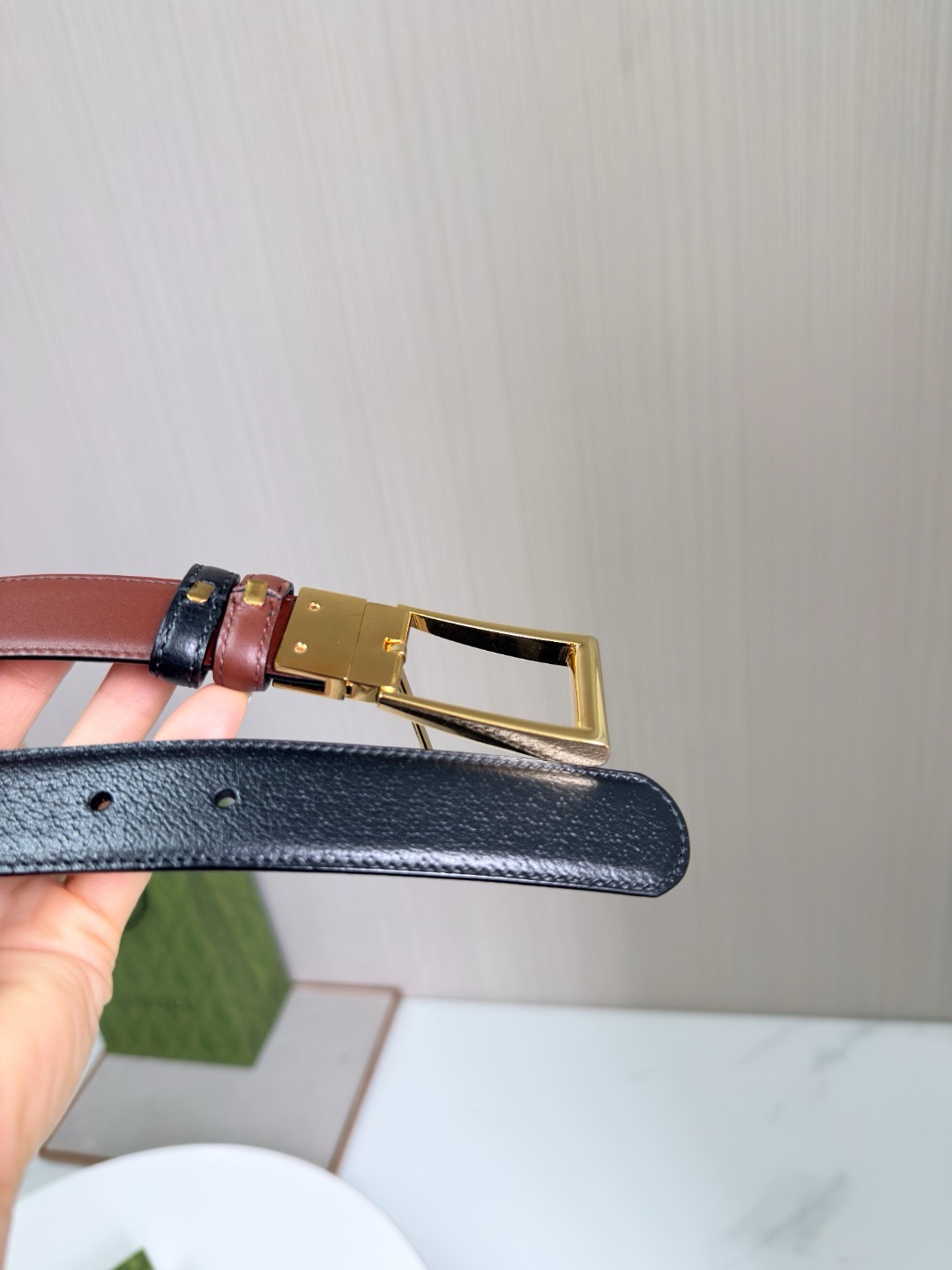 Ремень Gucci  чёрного цвета с золотистой пряжкой