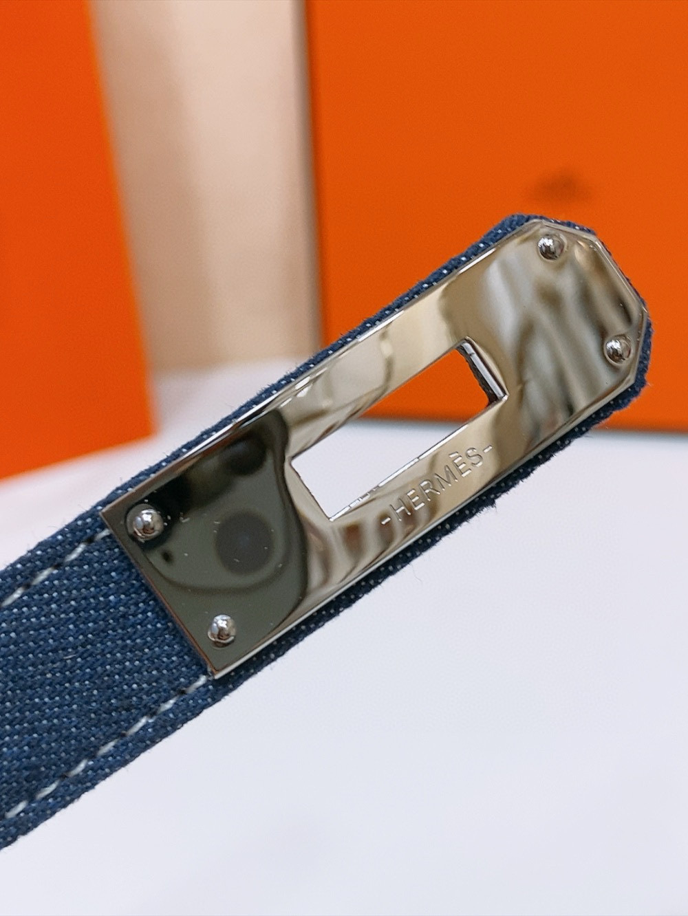 Ремень женский в стиле Hermès Kelly из кожи Epsom синего цвета с золотой пряжкой шириной 1.8 см