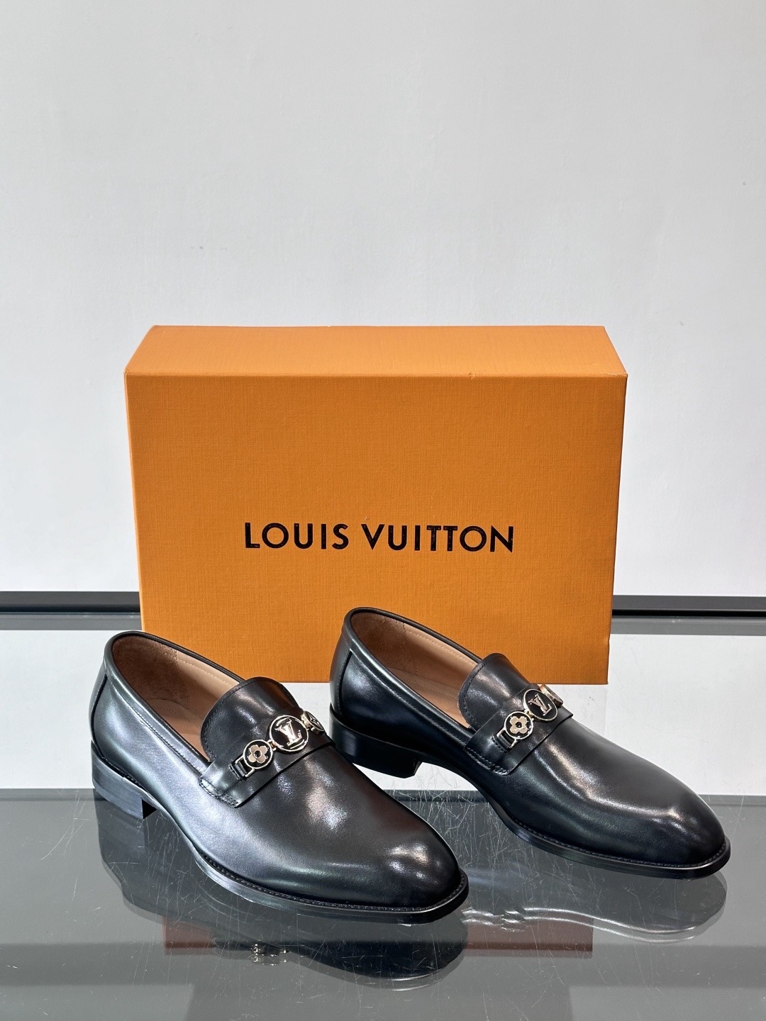 Туфли мужские в стиле Louis Vuitton чёрного цвета с металлической цепочкой
