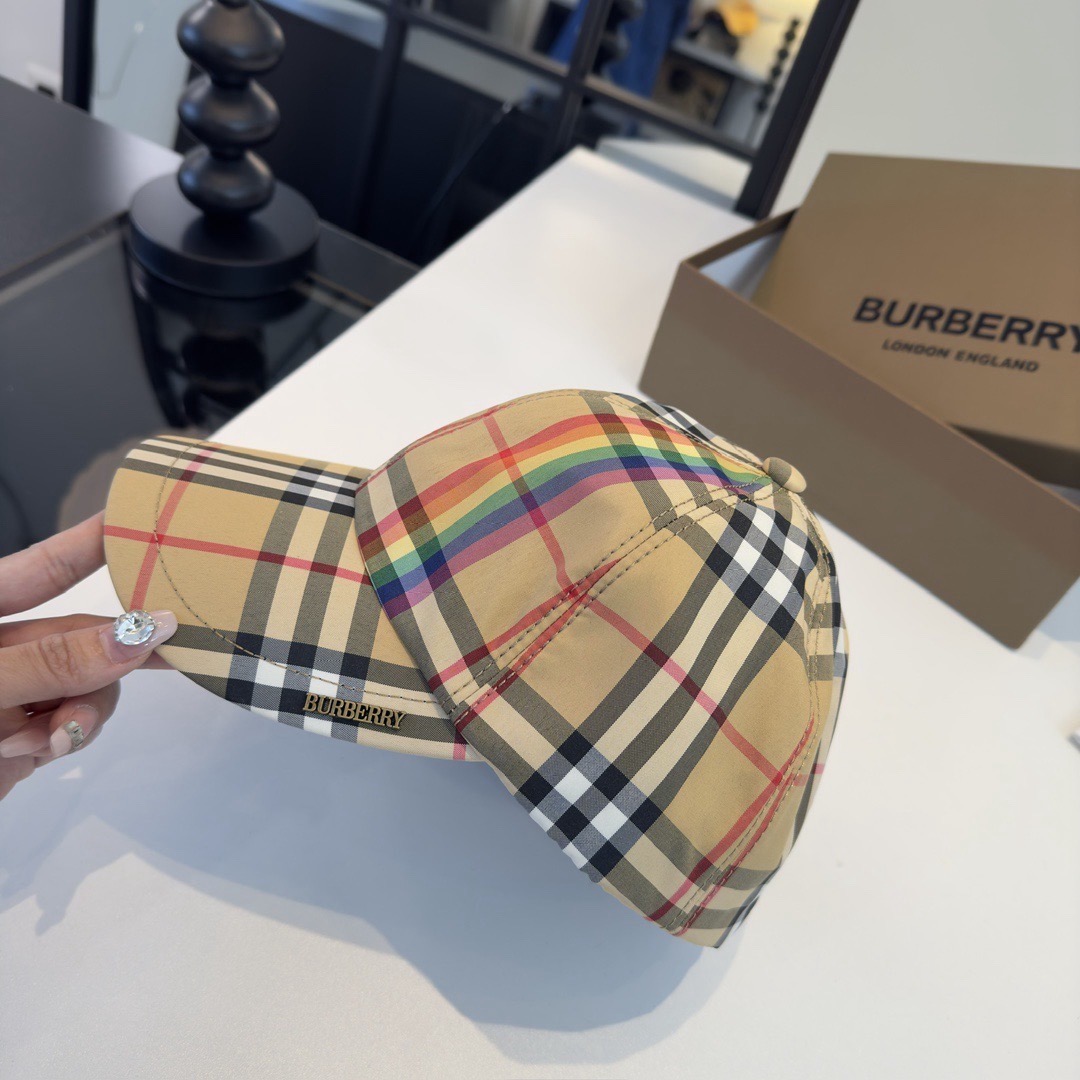 Кепка женская в стиле Burberry бежевого цвета в клетку