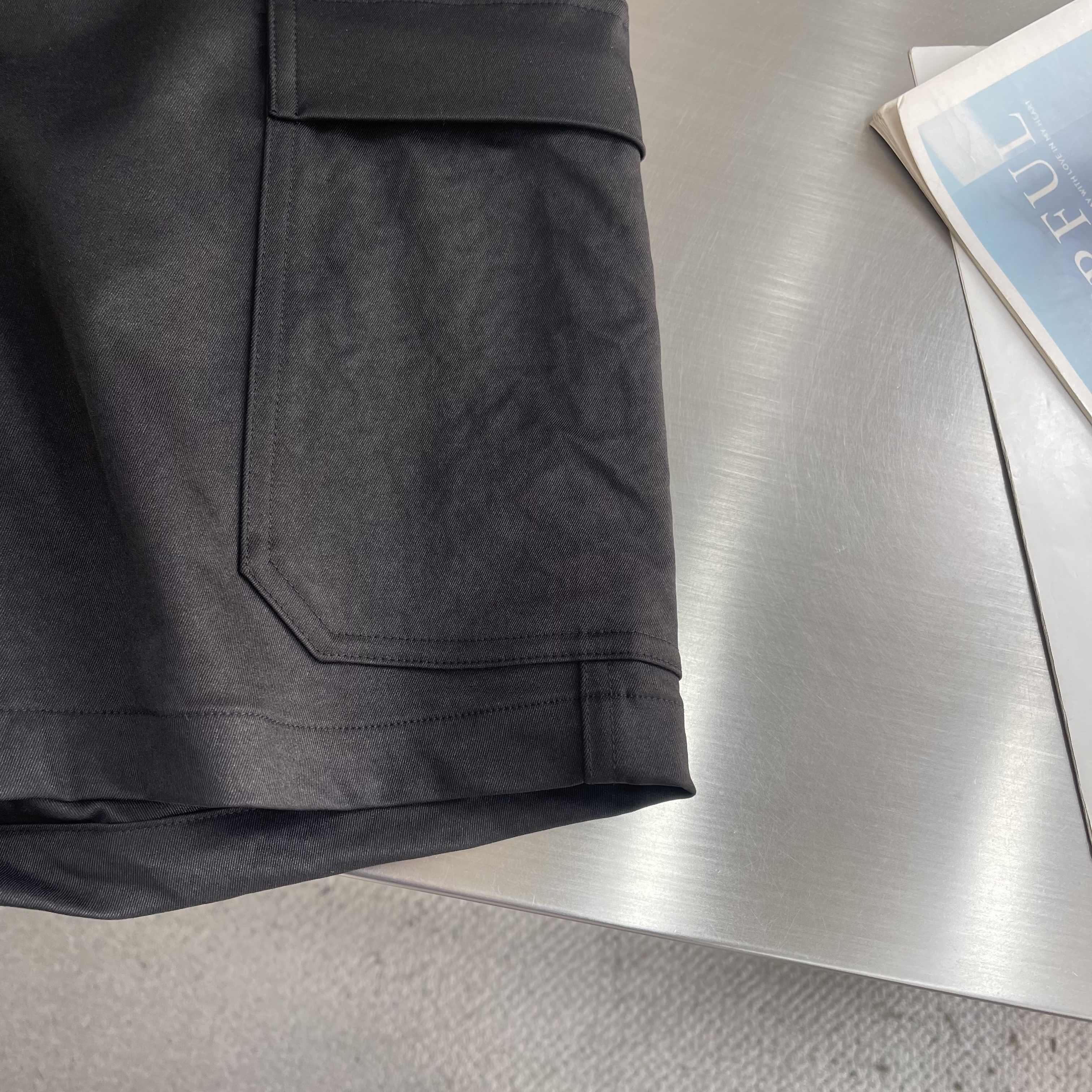 Шорты мужские в стиле Dior чёрного цвета карго с накладными карманами