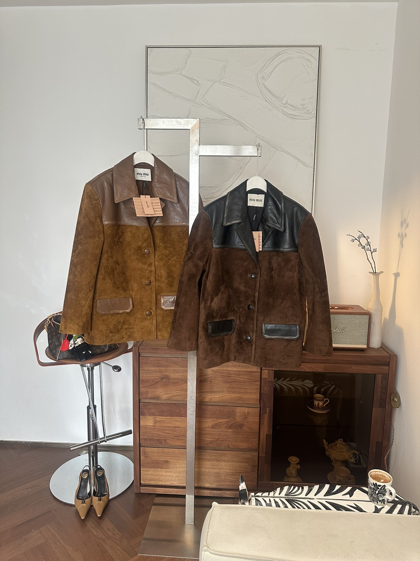 Куртки женские в стиле Miu Miu из натуральной замши и кожи коричневого цвета с контрастной кожаной отделкой