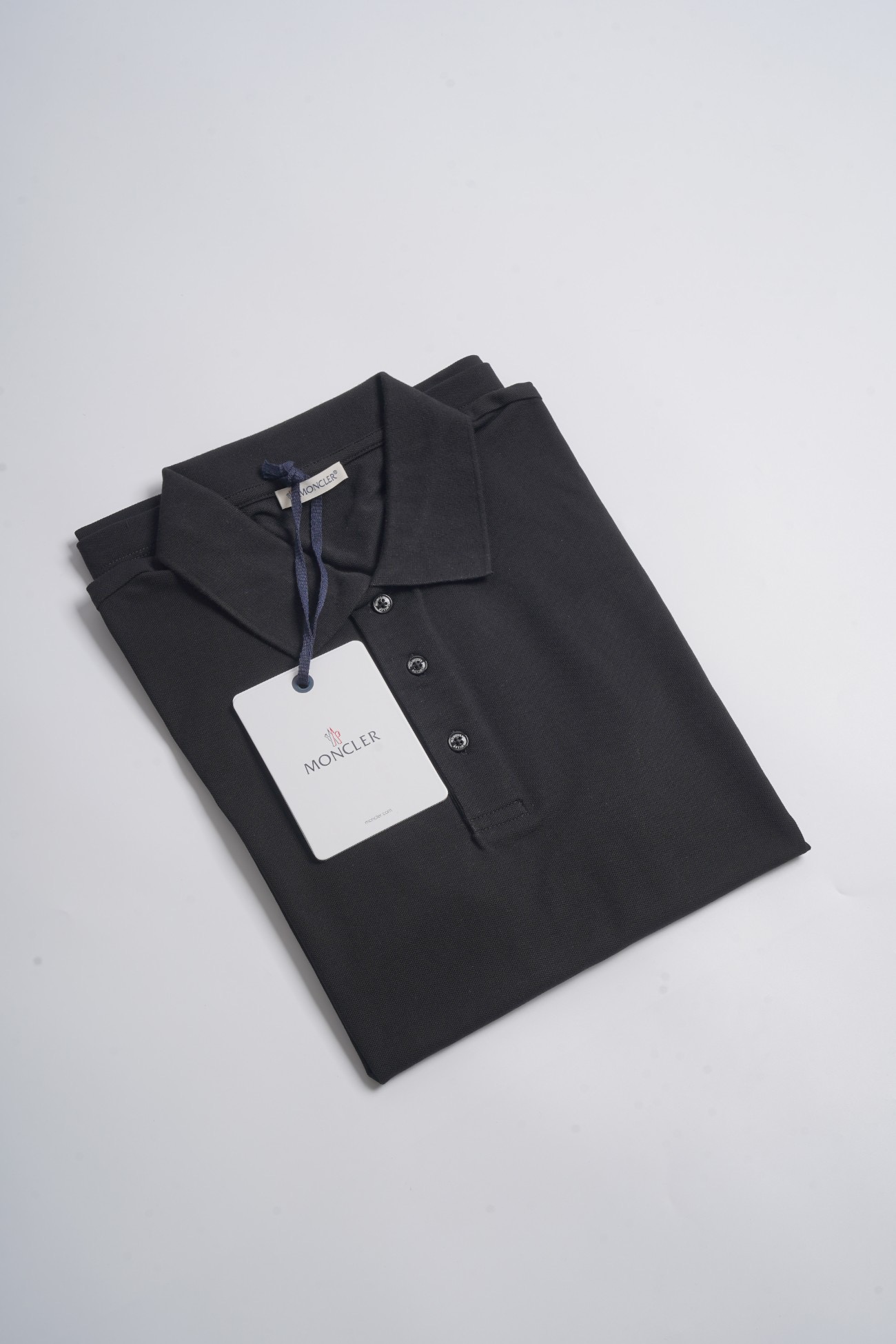 Поло унисекс в стиле Moncler из натурального хлопка черного цвета с логотипом