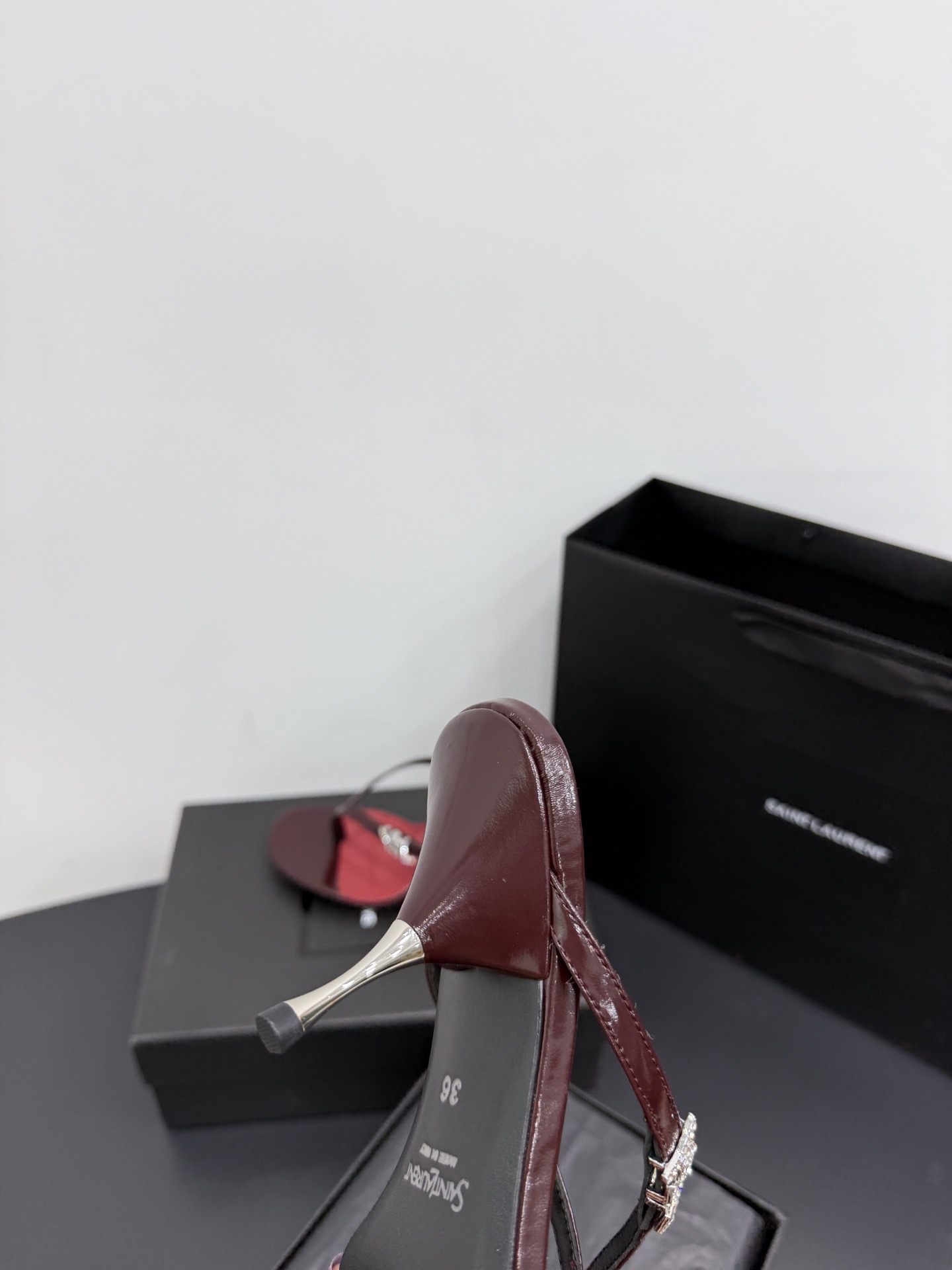 Босоножки женские в стиле Saint Laurent YSL красного цвета