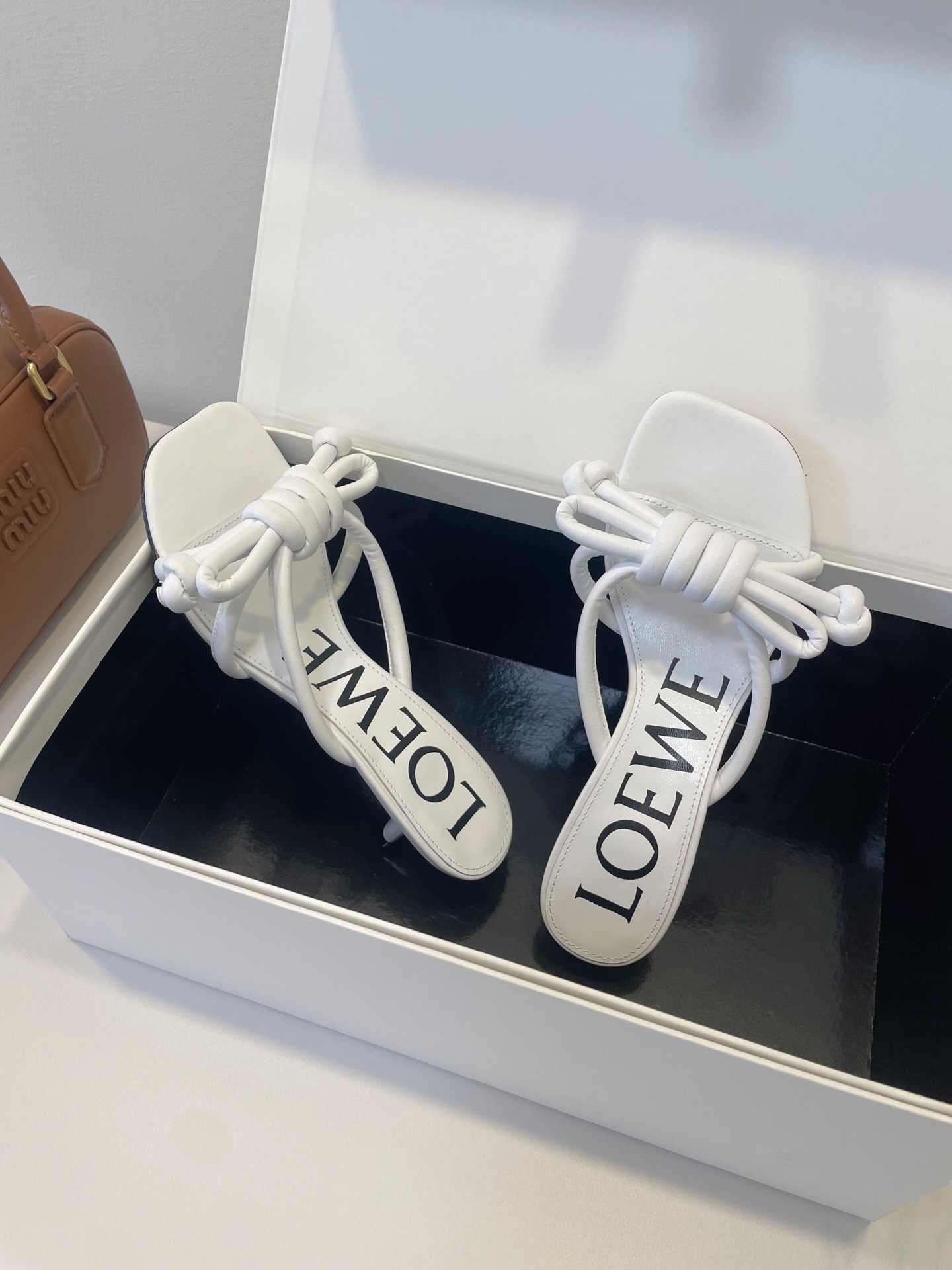 Мюли женские в стиле Loewe с узлом белого цвета