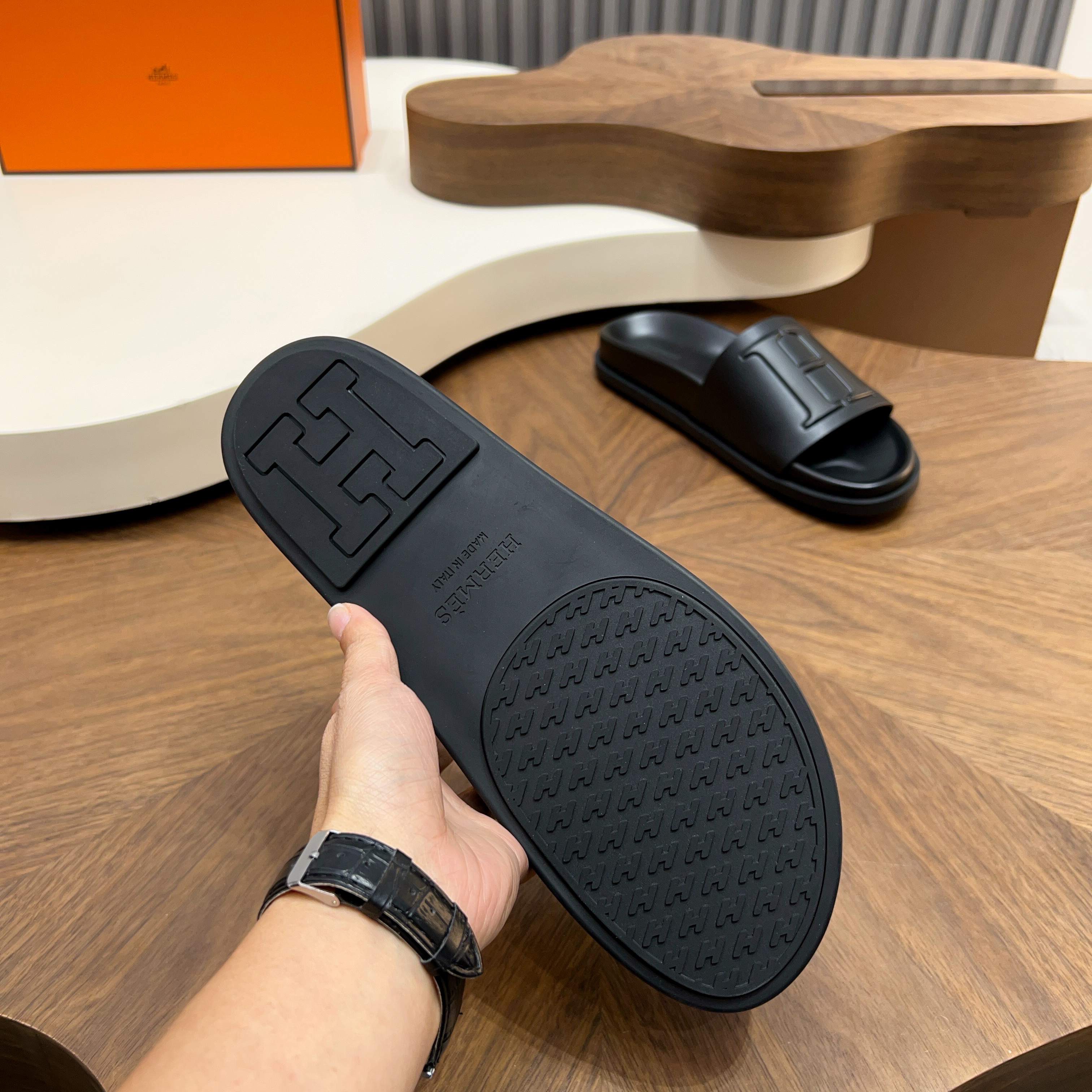 Шлёпанцы мужские в стиле Hermès Oran чёрного цвета