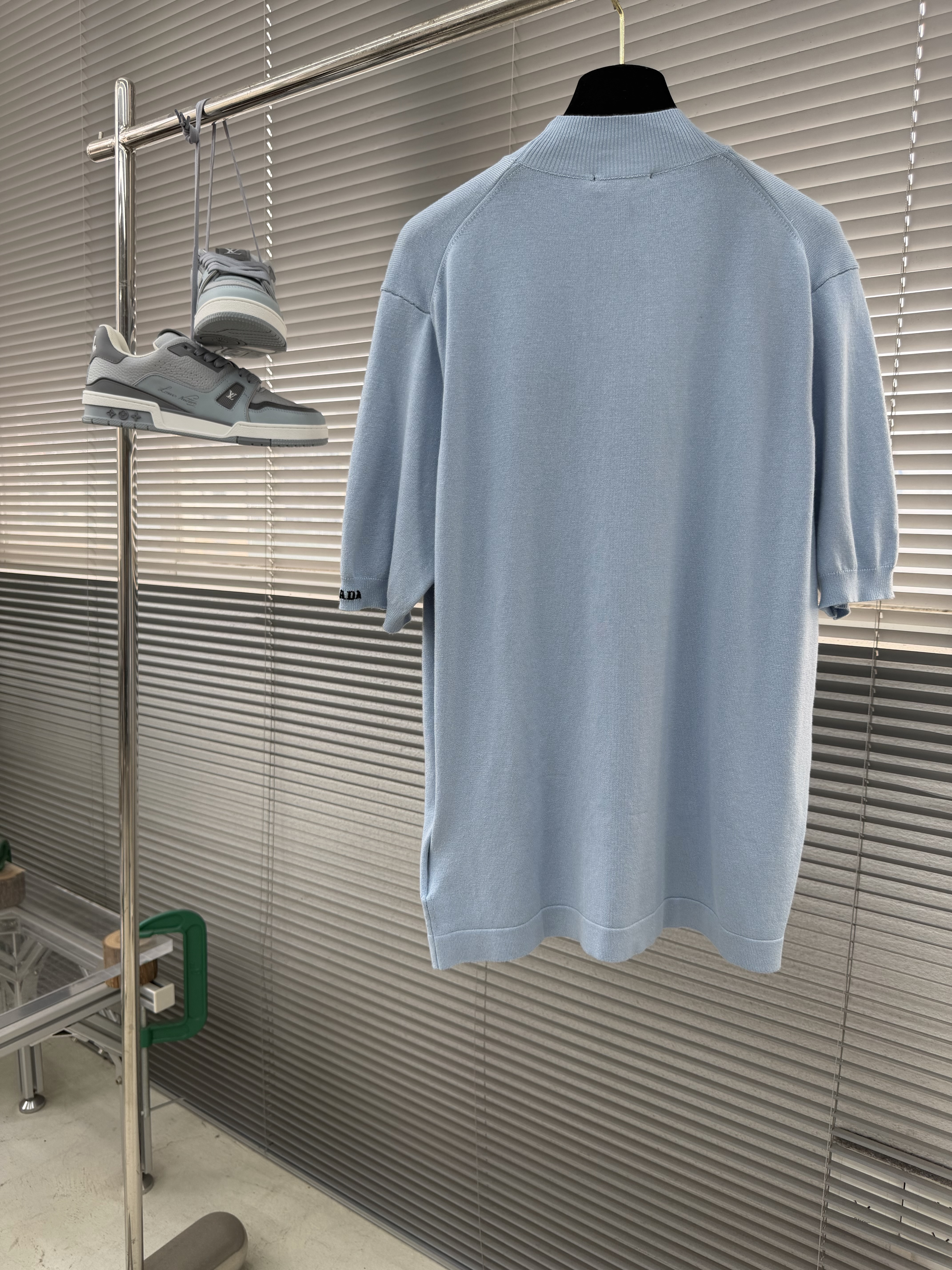 Футболка мужская в стиле Prada с логотипом на рукаве