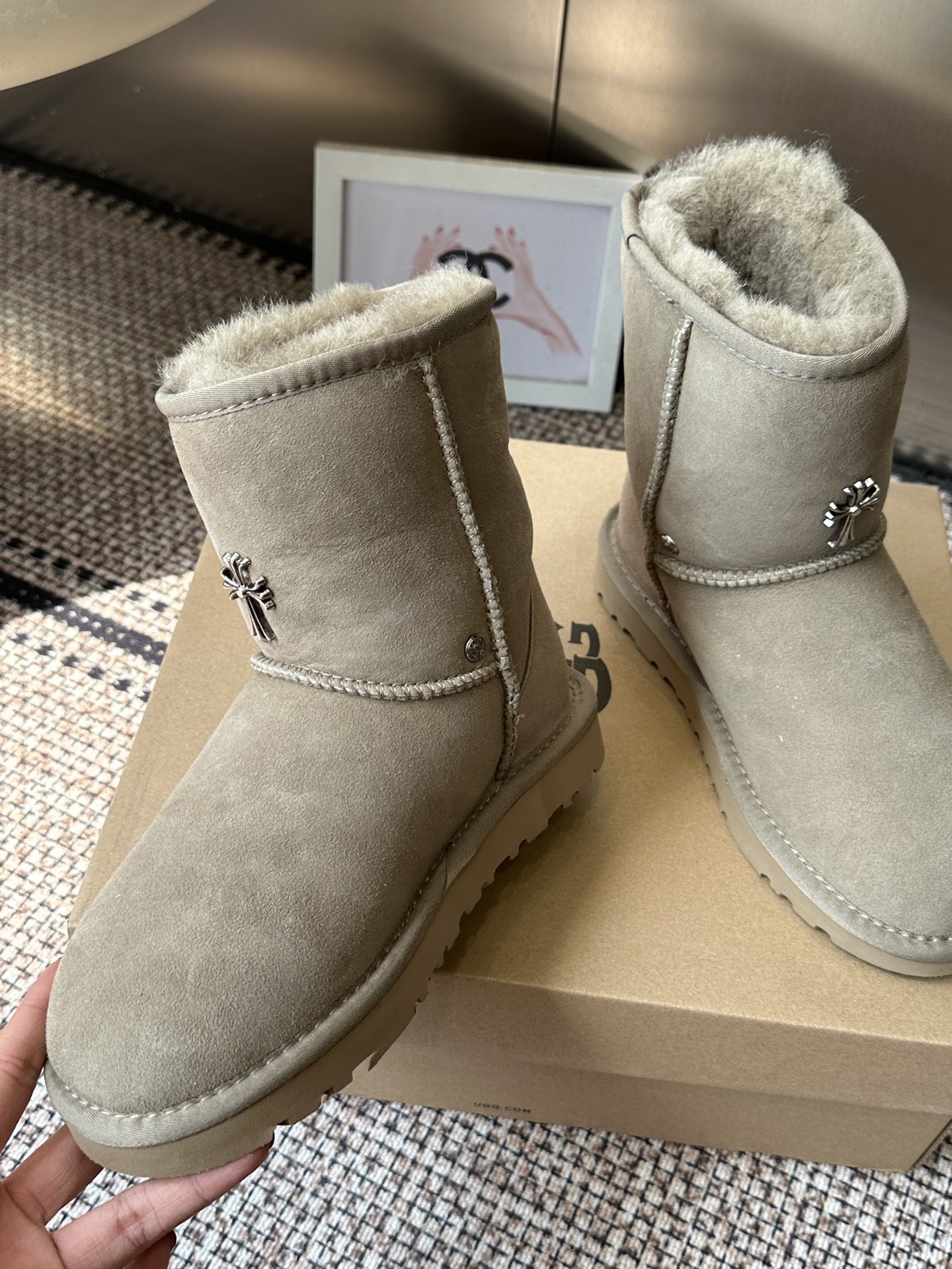 Угги женские UGG x Chrome Hearts Classic Short II бежевого цвета