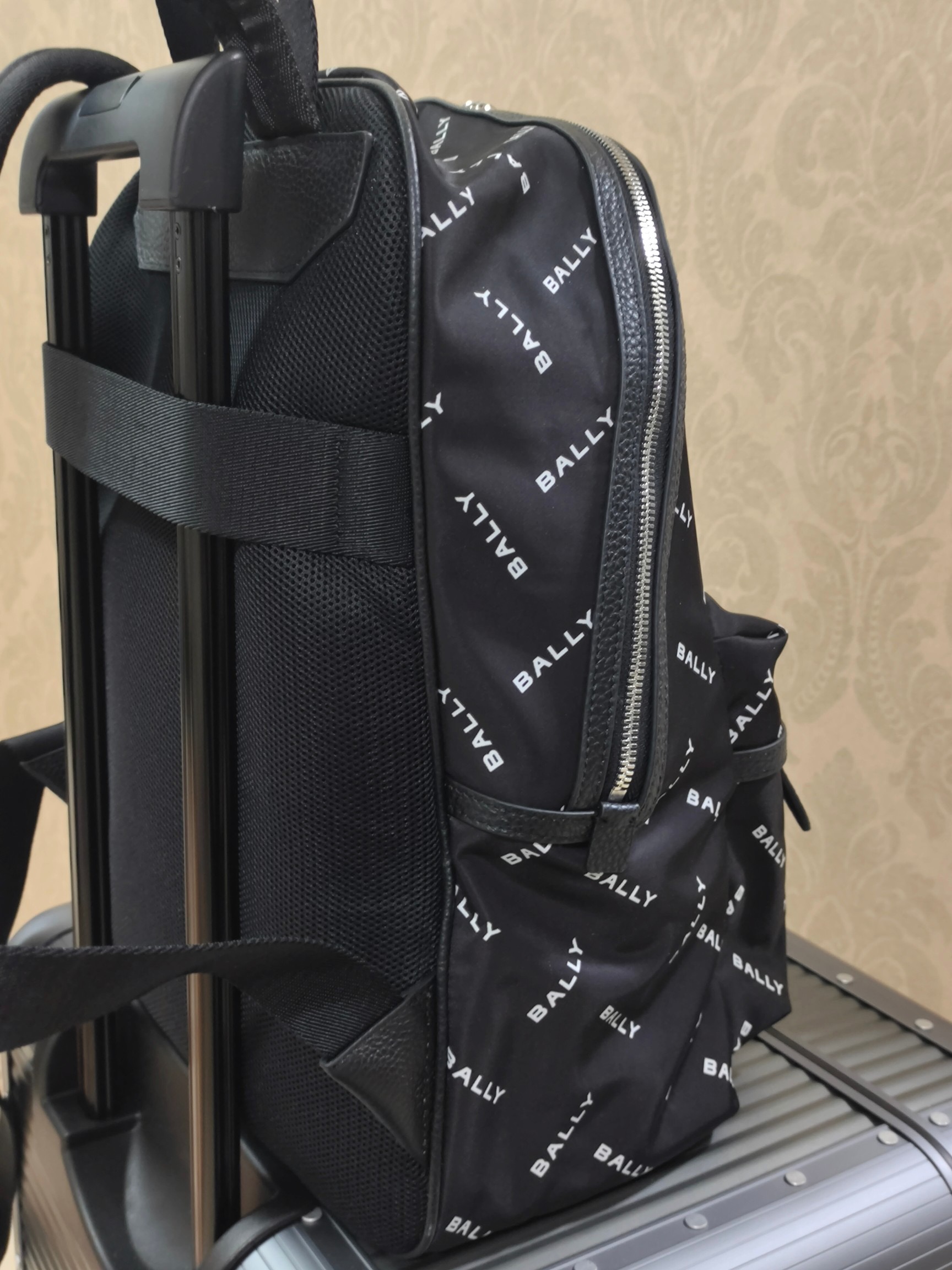 Рюкзак унисекс в стиле Bally из водоотталкивающего текстиля с кожаными элементами чёрного цвета