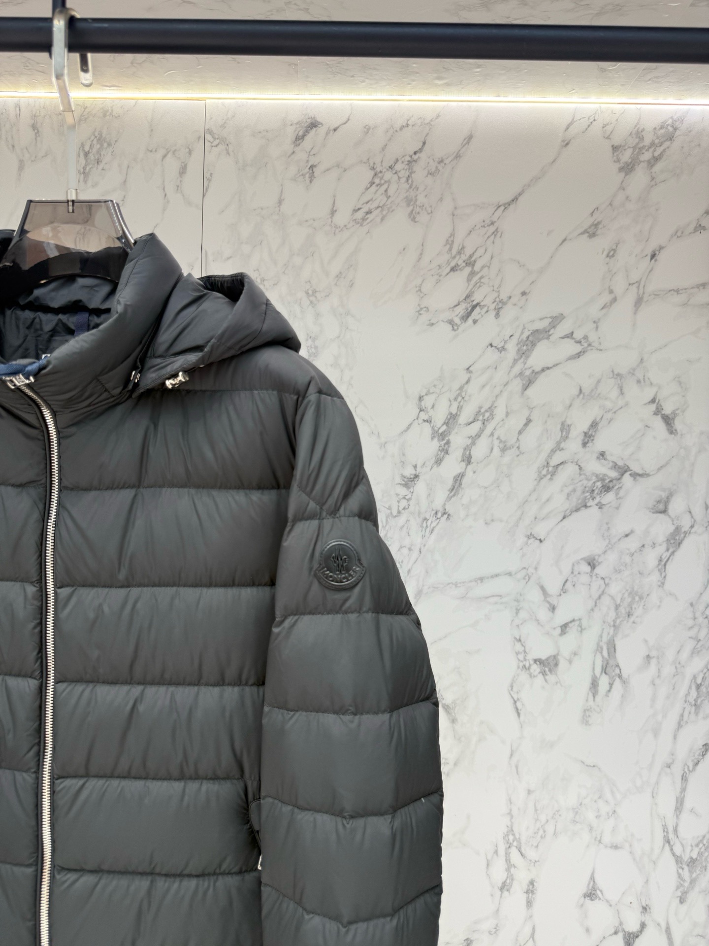 Пуховик мужской Moncler Alrai тёмно-серого цвета с капюшоном и натуральным пухом