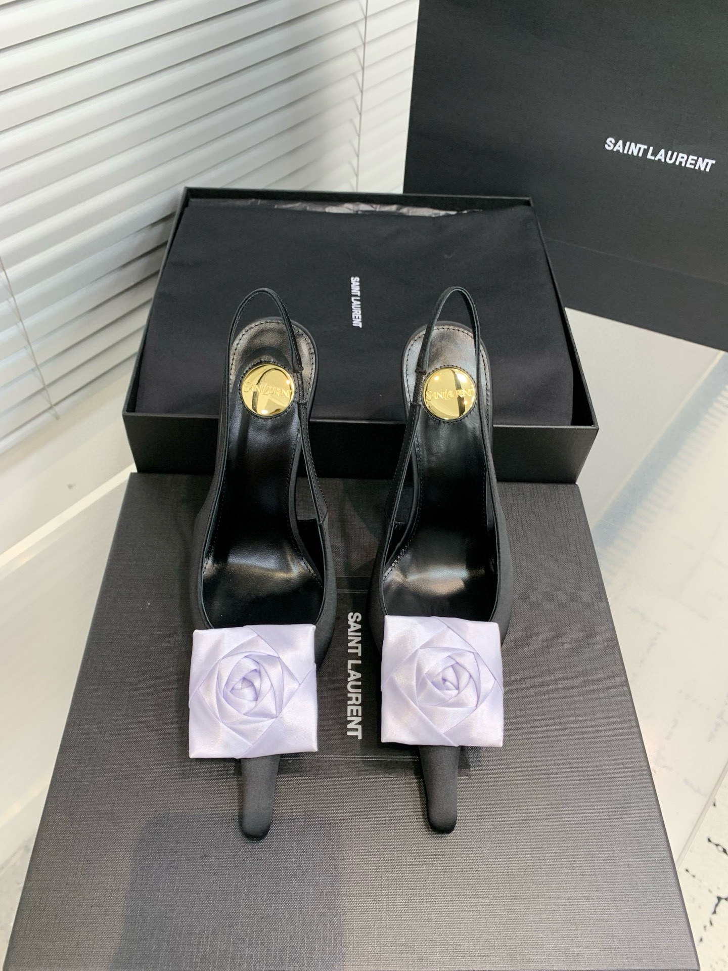 Туфли женские Saint Laurent с цветком slingback чёрного цвета с белым декором
