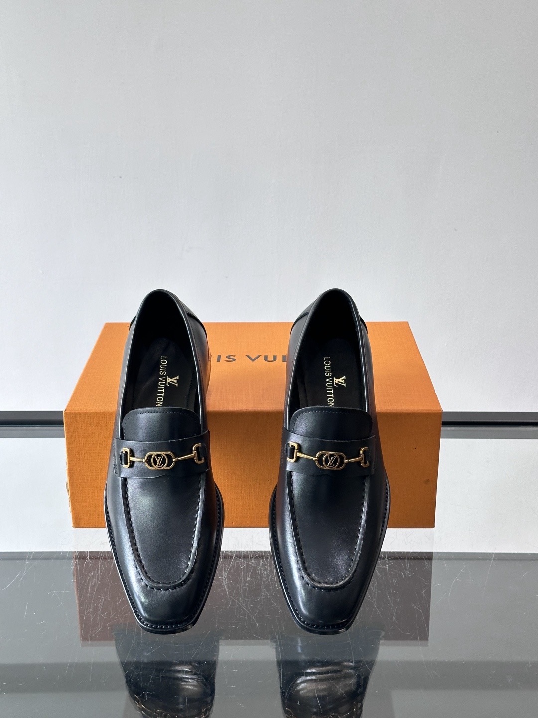 Туфли мужские в стиле Louis Vuitton чёрного цвета с металлической цепочкой