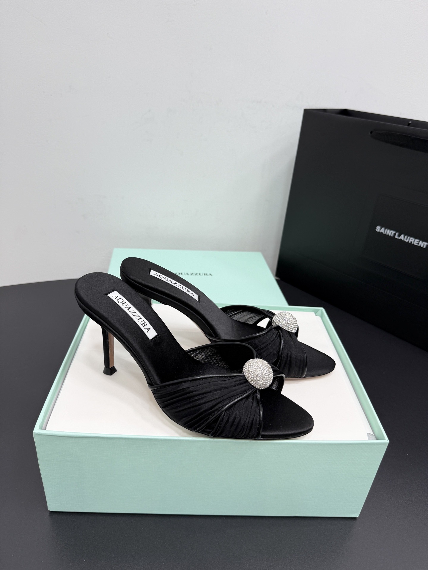 Мюли женские Aquazzura из натурального шёлка чёрного цвета