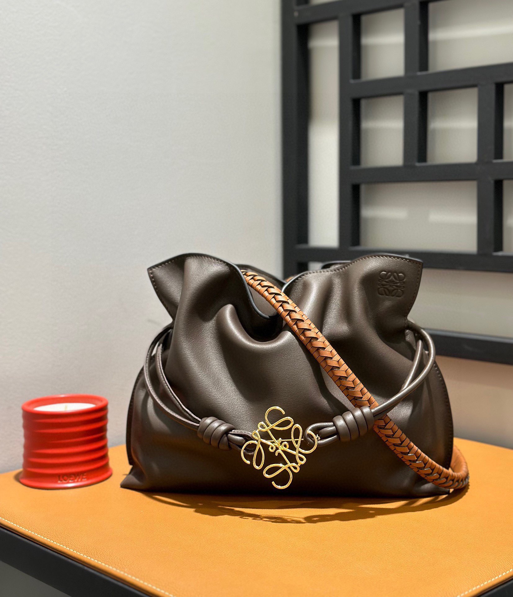 Сумка женская Loewe Flamenco коричневого цвета