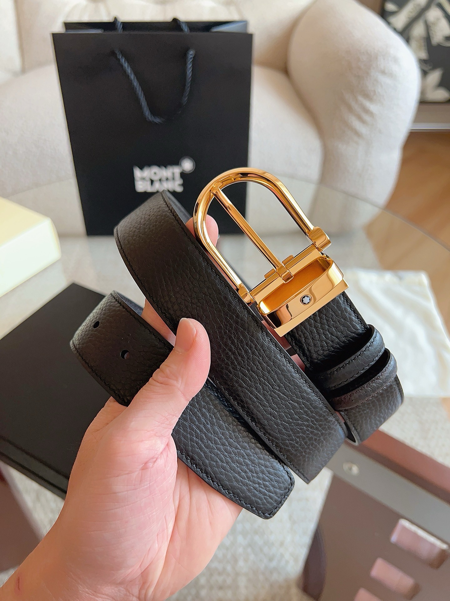 Ремень мужской Montblanc чёрного цвета двусторонний с золотистой пряжкой