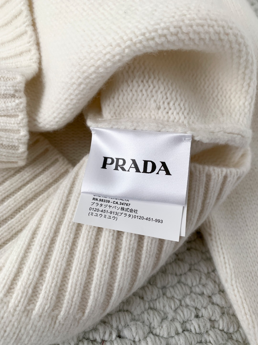 Свитер женский в стиле Prada из шерсти белого цвета с фирменной вышивкой