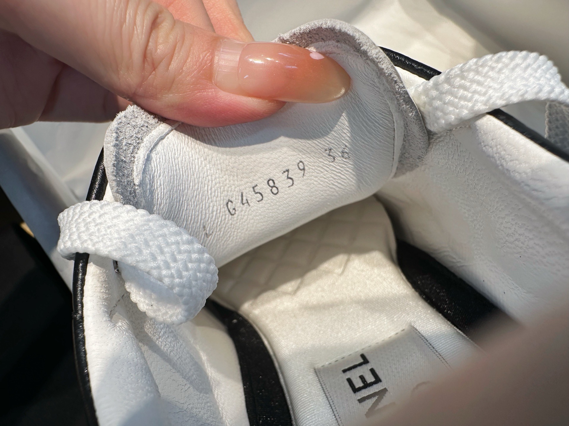 Кроссовки Chanel черного цвета с белыми вставками