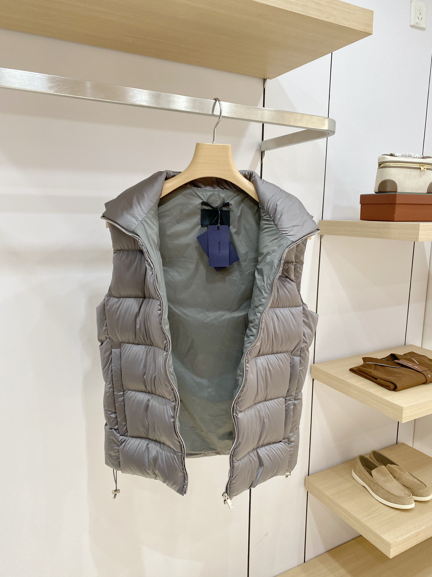 Жилет пуховый мужской Prada серо-бежевого цвета с натуральным гусиным пухом и треугольным логотипом