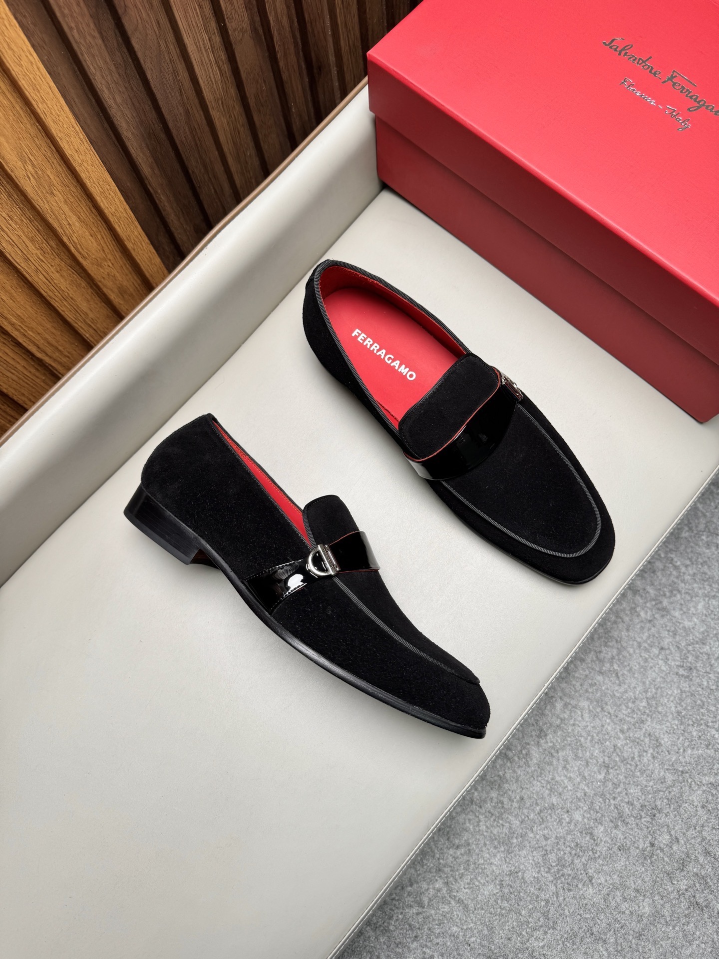 Лоферы мужские в стиле Ferragamo Gancini черного цвета