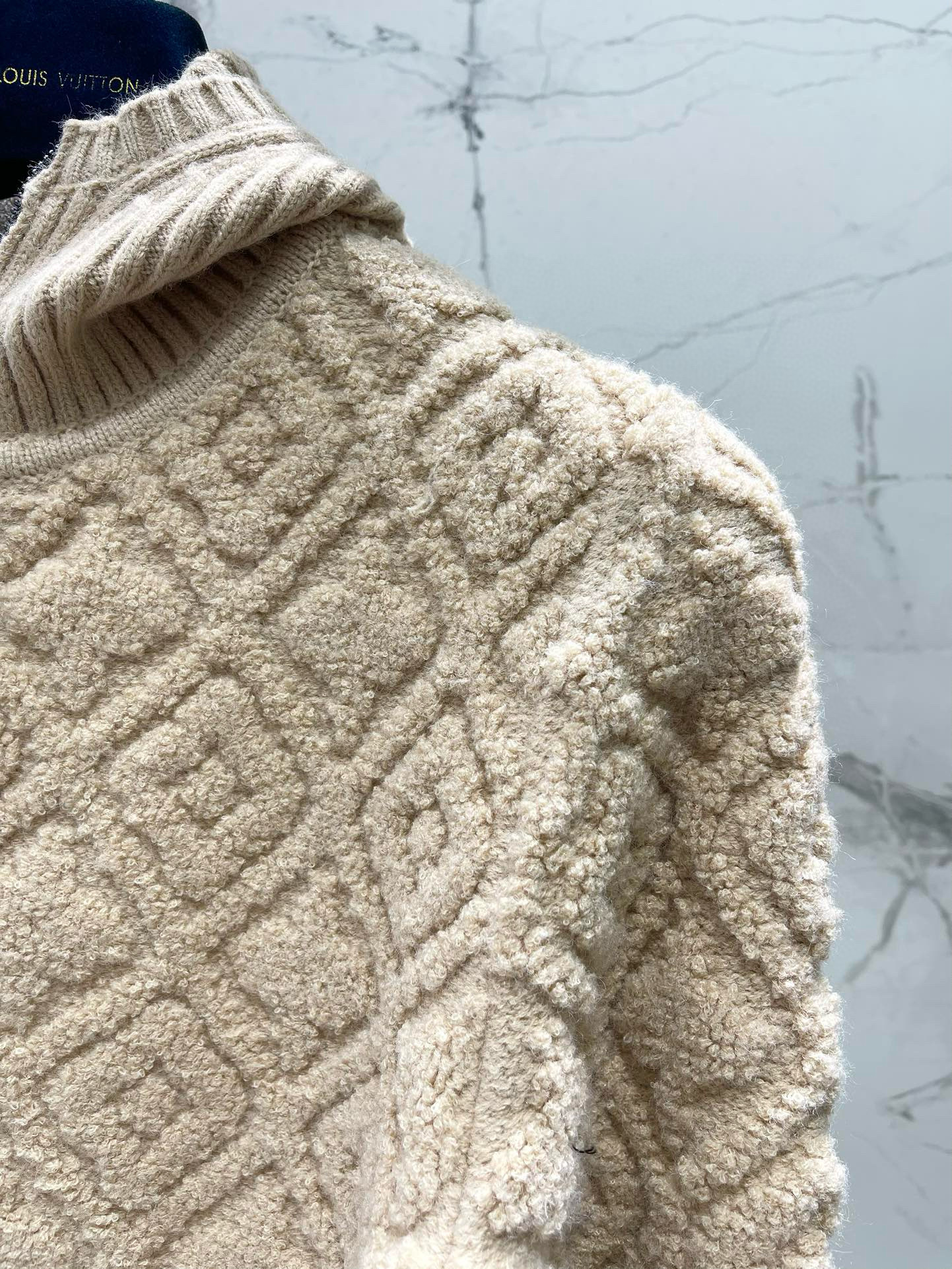 Кардиган женский в стиле Louis Vuitton из трикотажа с фактурной вязкой, бежевого цвета