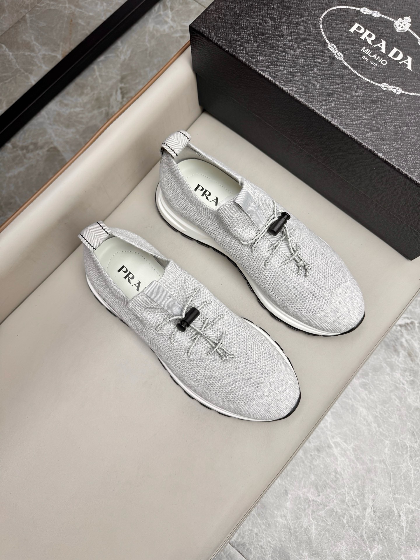 Кроссовки мужские Prada светло-серого цвета