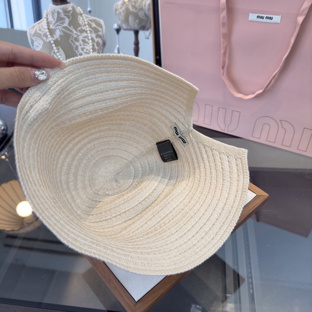 Панама женская в стиле Miu Miu из вязаного текстиля бежевого цвета
