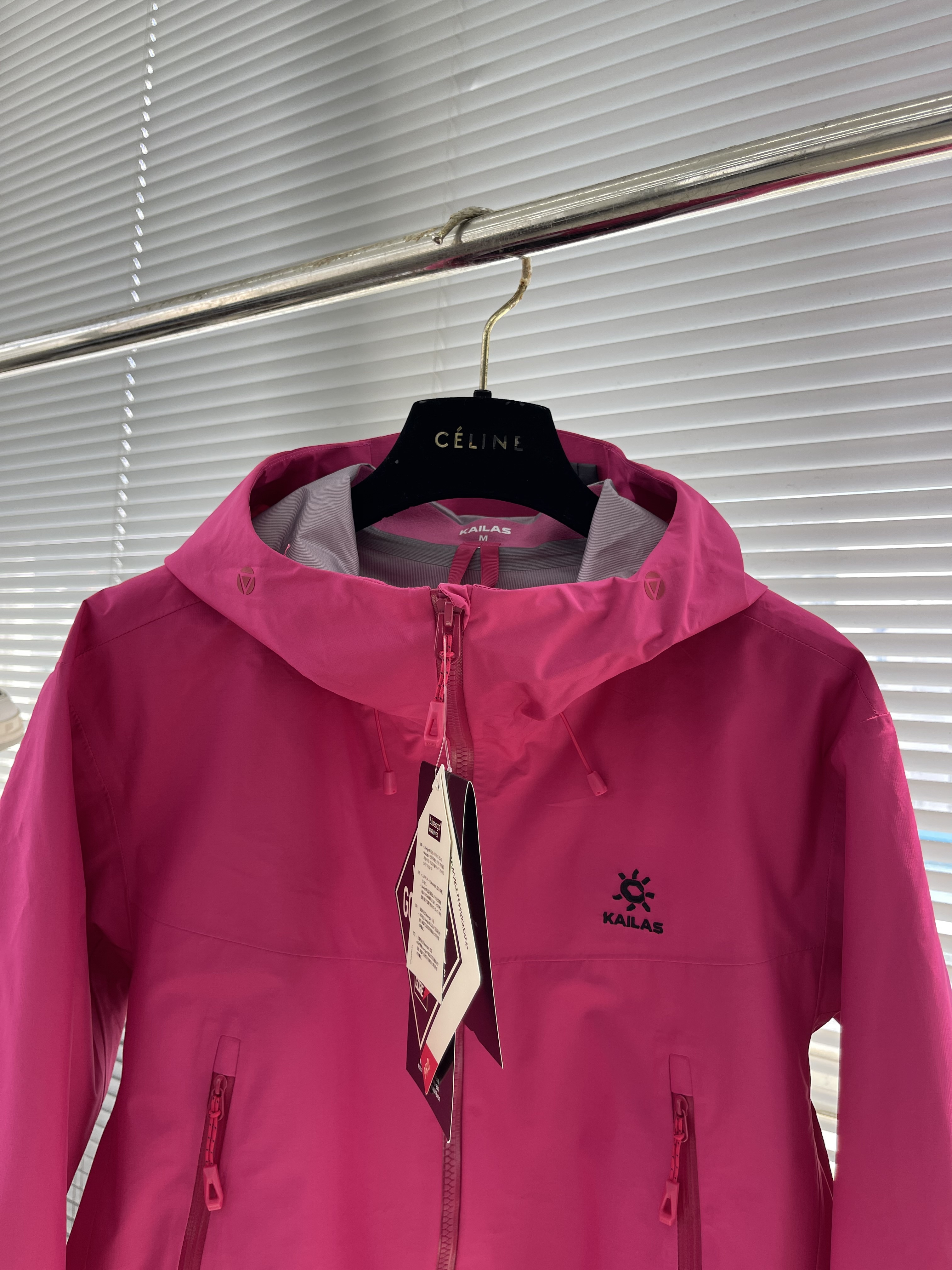 Куртка мужская Kailas softshell с капюшоном ярко-розового цвета водо- и ветрозащитная