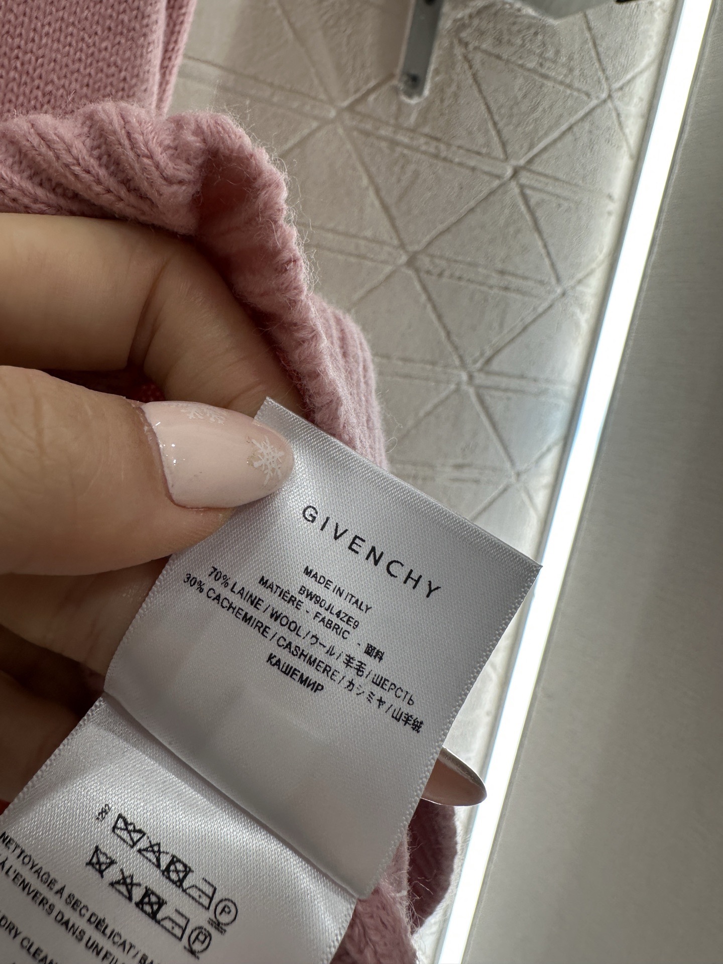 Свитер женский Givenchy Paris 1952 розового цвета с высоким воротом