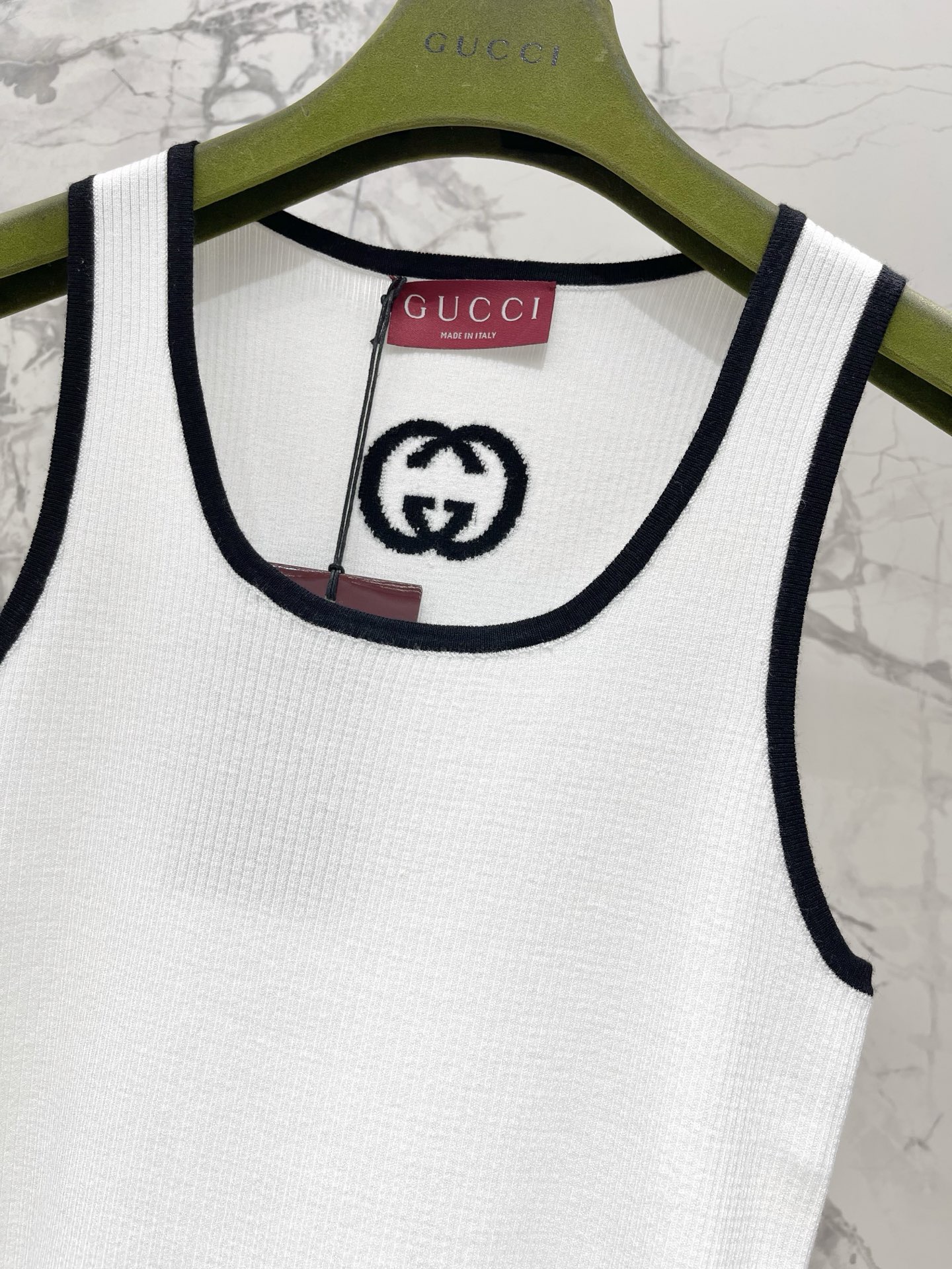 Топ женский в стиле Gucci трикотажный с вышивкой GG на бретелях белого цвета