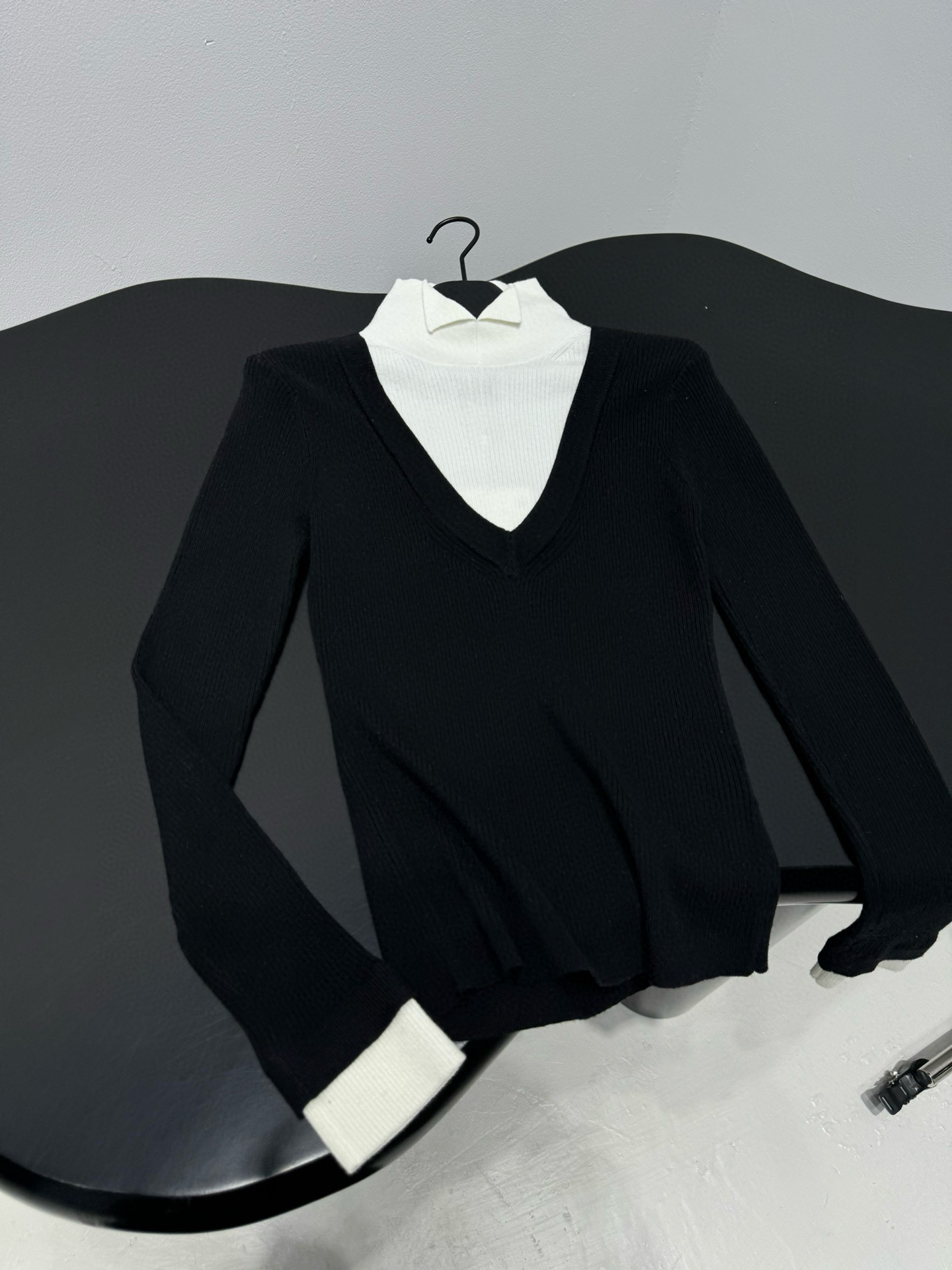 Свитер женский в стиле Chanel Coco Neige из шерстяного трикотажа чёрного цвета с контрастной вставкой