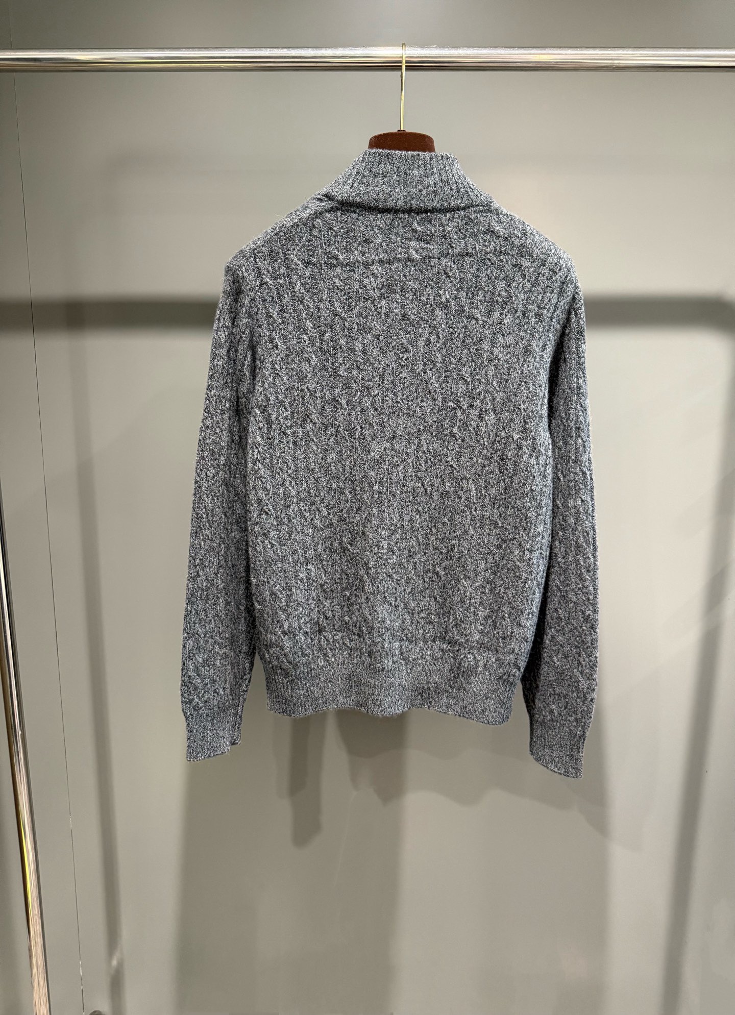 Свитер мужской в стиле Loro Piana полувысокий ворот из 100% шерсти серого цвета с молнией