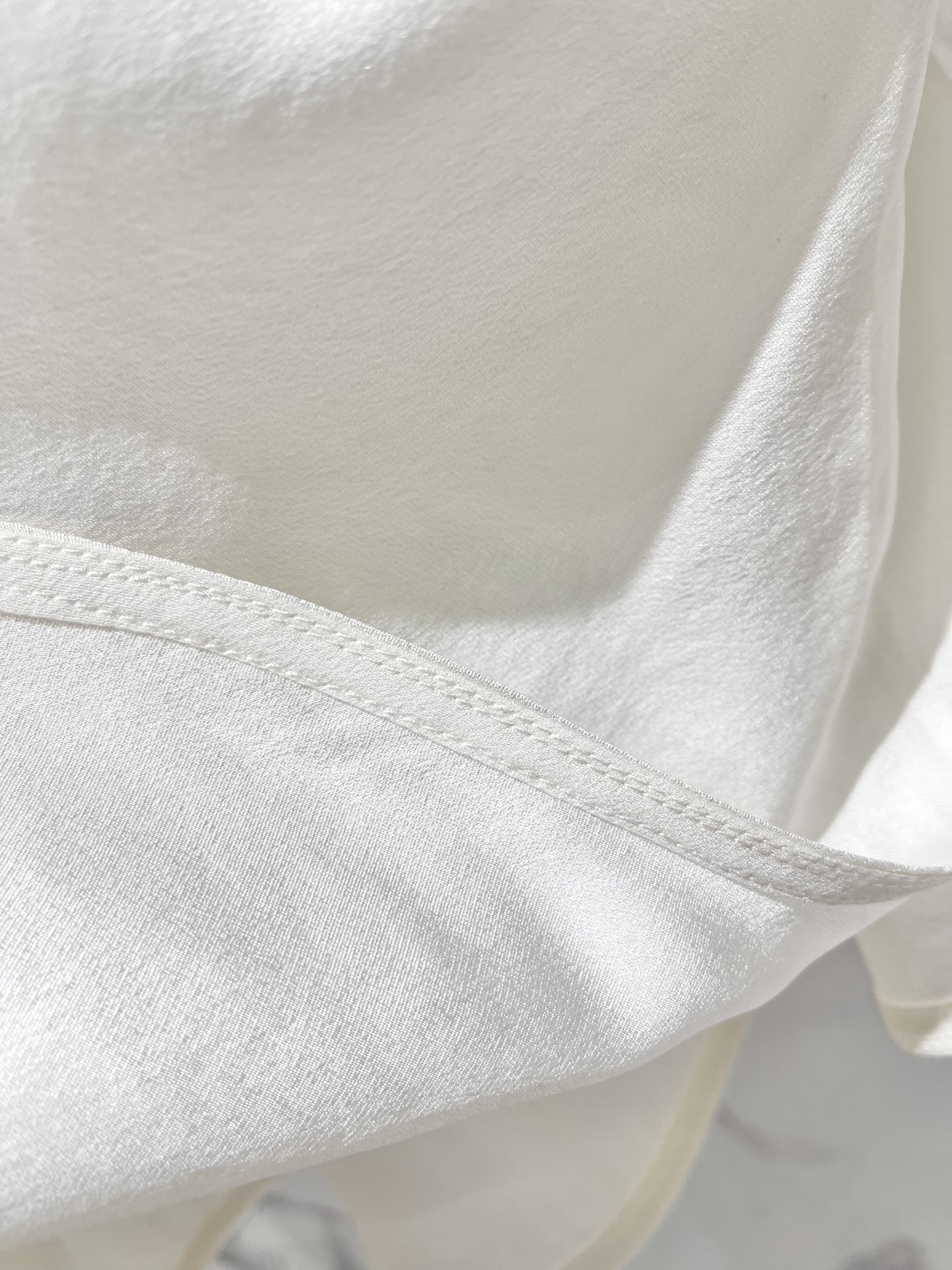 Блуза женская в стиле Balmain из гладкого текстиля белого цвета с драпированным воротником