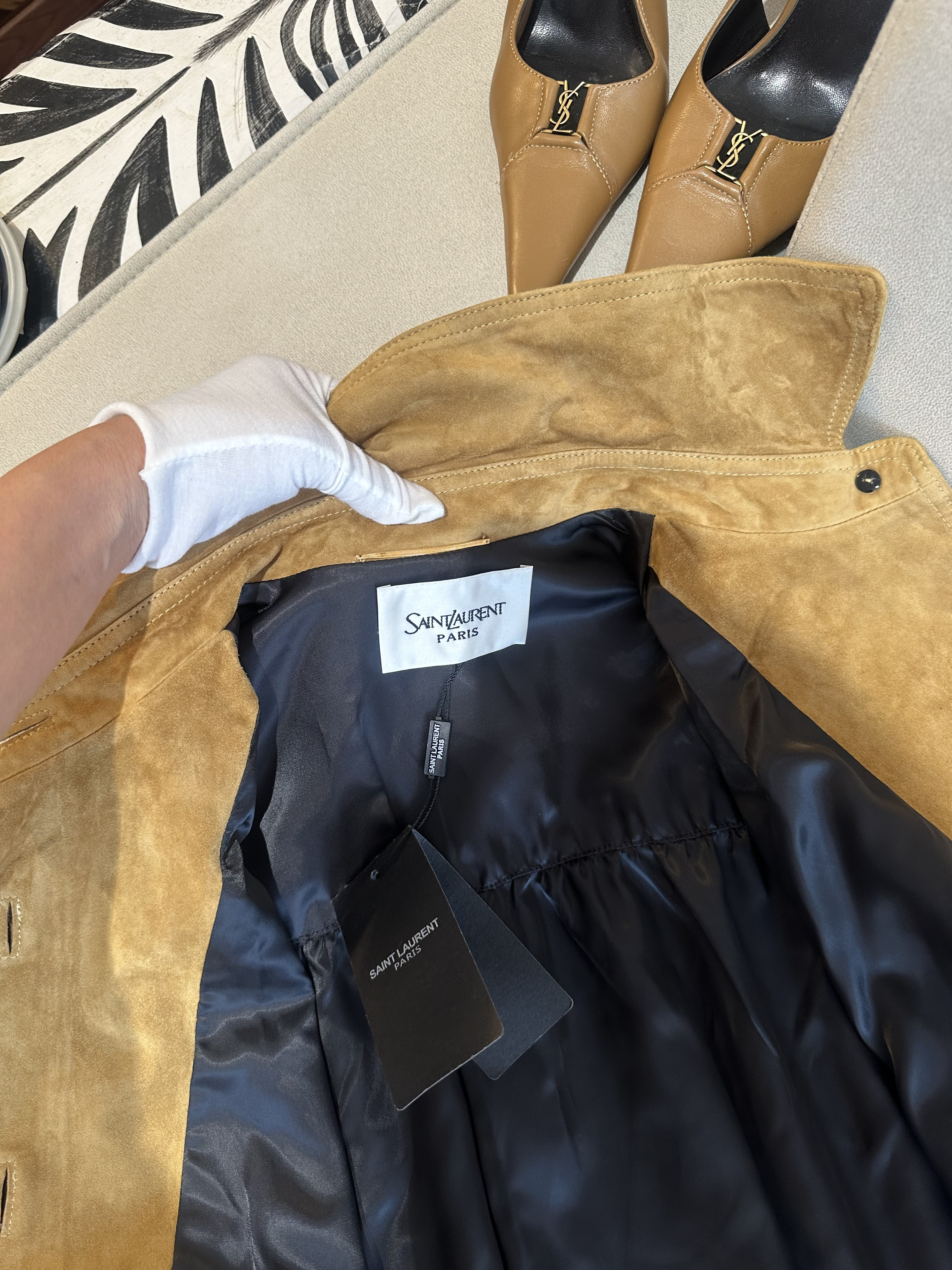 Куртка унисекс в стиле Saint Laurent карамельного цвета с отложным воротником