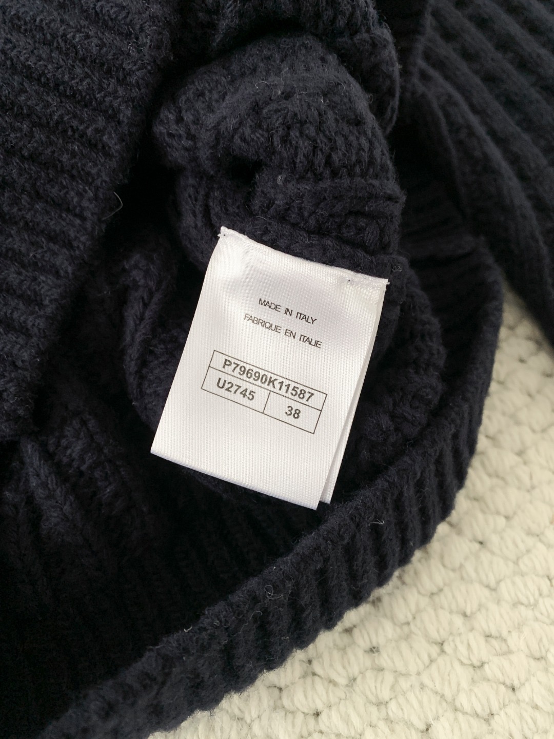 Свитер женский в стиле Chanel с V-образным вырезом синего цвета