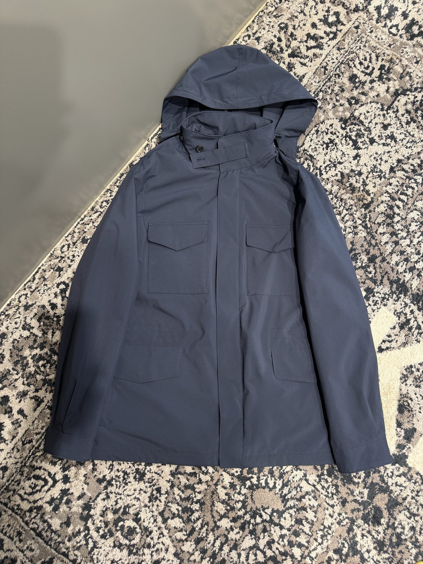 Куртка мужская в стиле Loro Piana Traveller Windmate® из технологичной ткани синего цвета с капюшоном