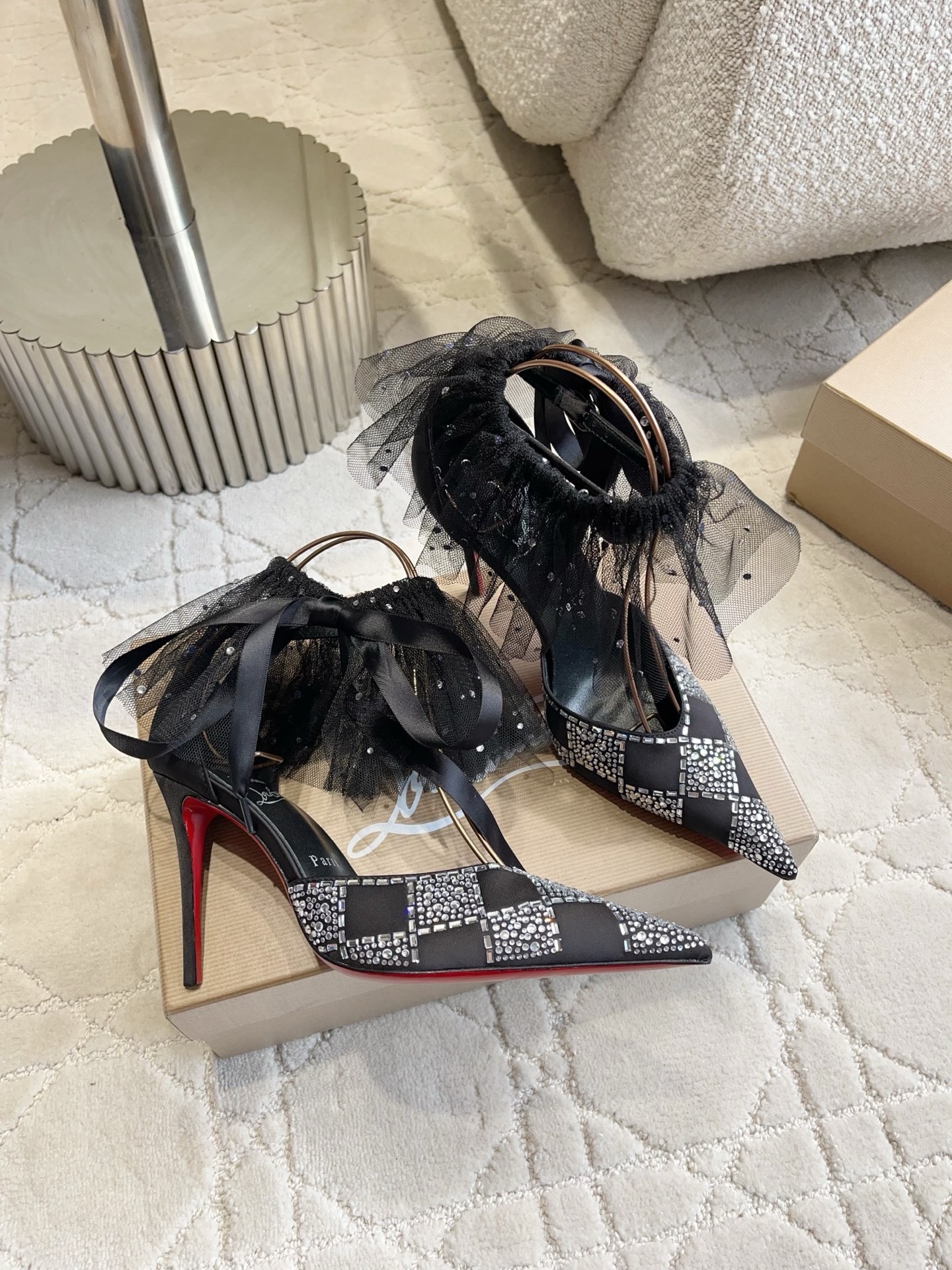 Туфли женские в стиле Christian Louboutin So Kate со съемной сеткой и стразами черного цвета
