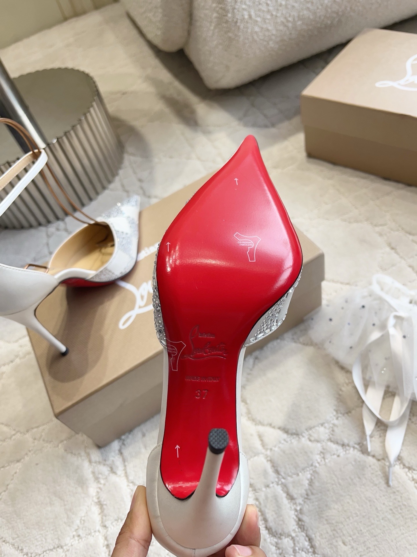 Туфли женские Christian Louboutin So Kate со съемной сеткой и стразами белого цвета