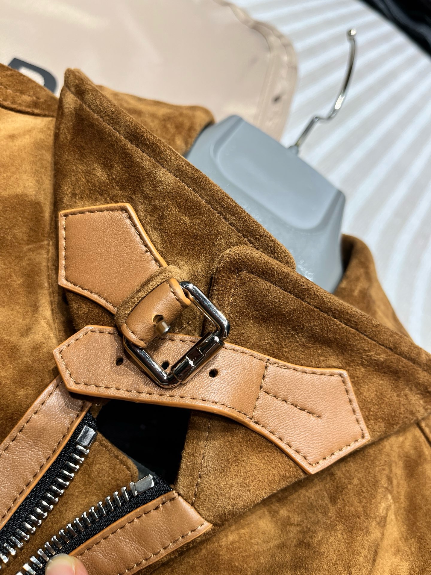 Куртка мужская Tom Ford коньячного цвета с отложным воротником и кожаной отделкой