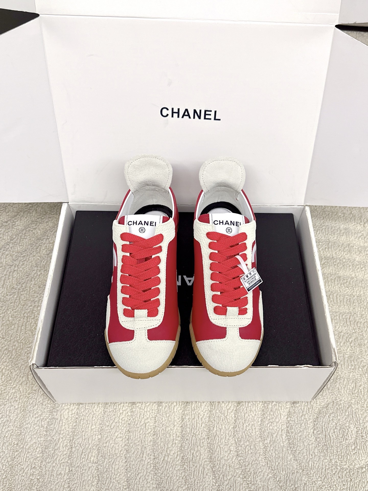 Кроссовки женские в стиле Chanel красного цвета с контрастными вставками