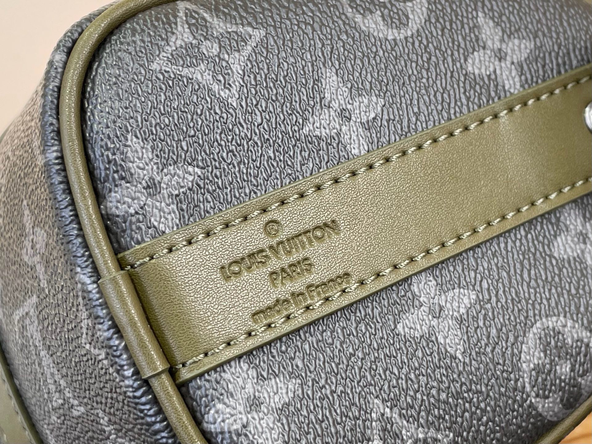 Сумка мужская Louis Vuitton Keepall Bandoulière 25 чёрно-зелёного цвета