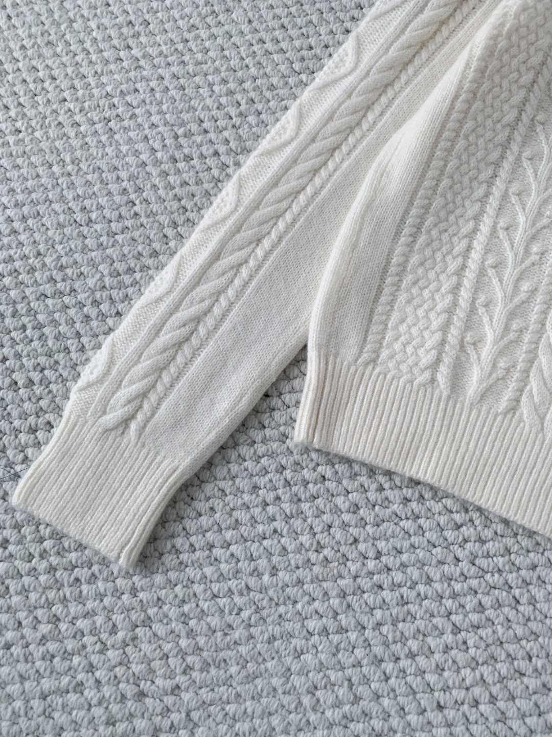 Свитер женский в стиле Chanel с высоким воротником и рельефной вязкой молочного цвета