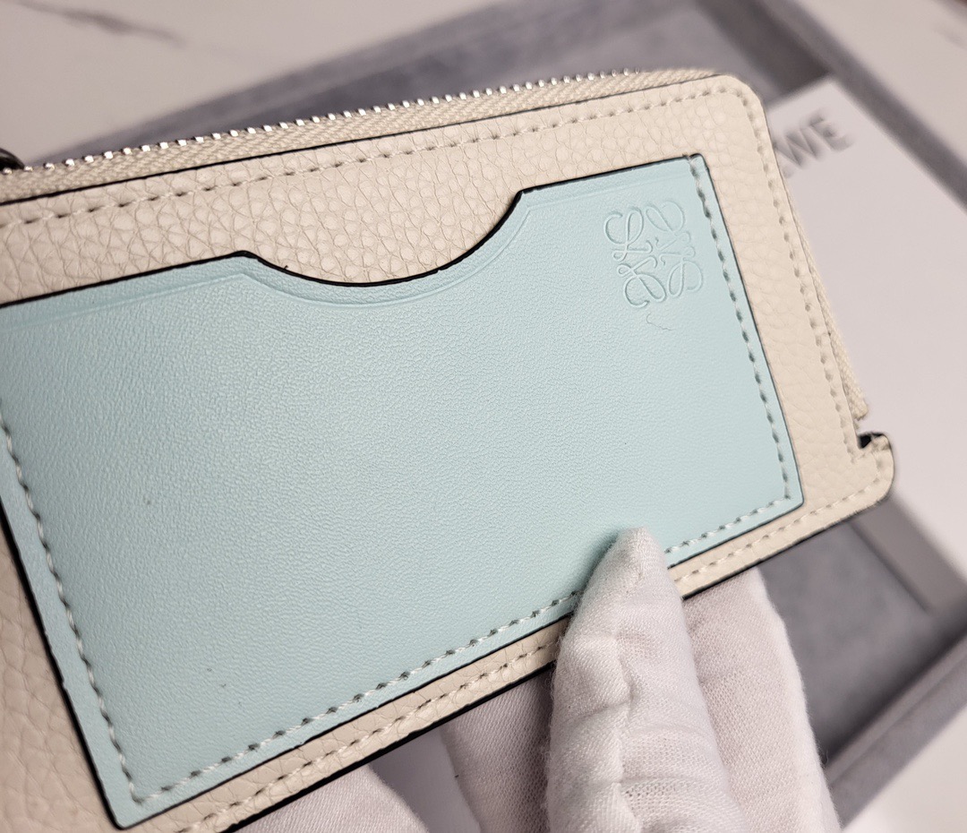 Картхолдер в стиле Loewe Anagram L1103 молочно-кремового  цвета