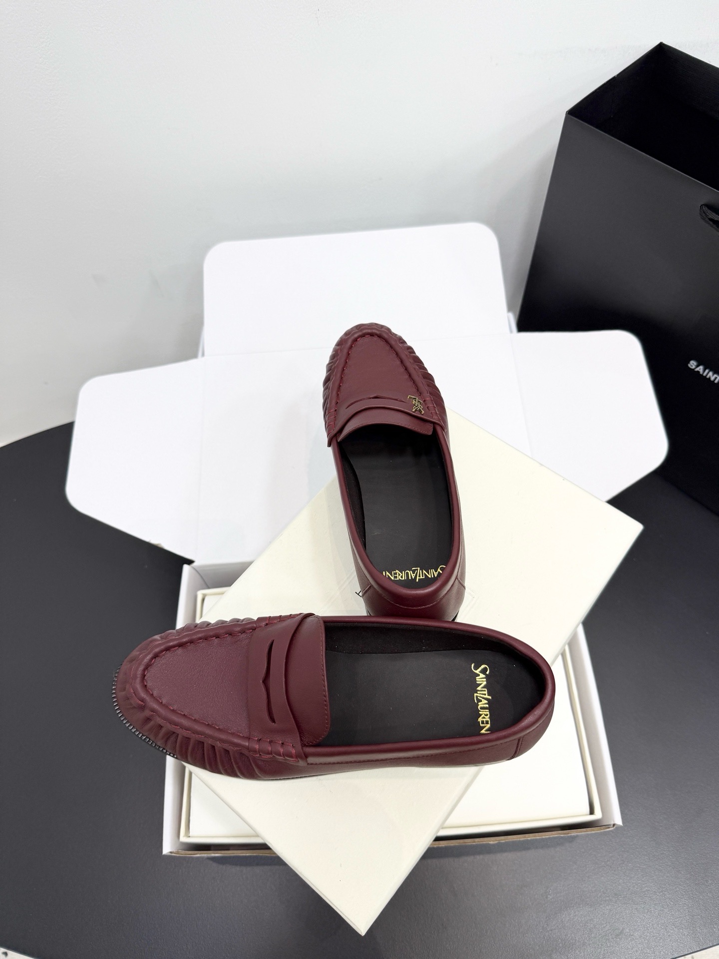 Лоферы женские в стиле Saint Laurent Le Loafer бордового цвета