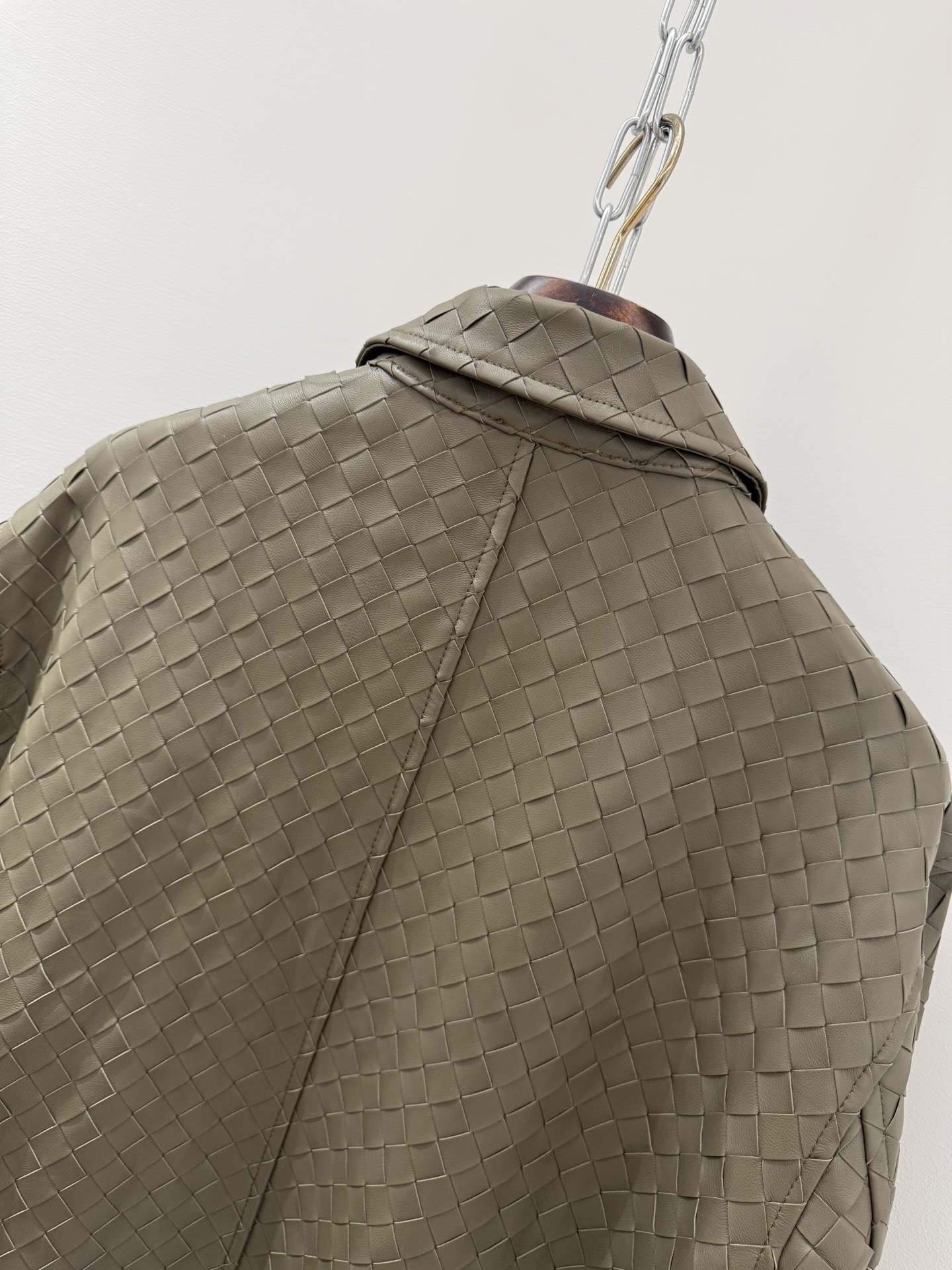 Пальто мужское в стиле Bottega Veneta оливково-бежевого цвета с плетением Intrecciato