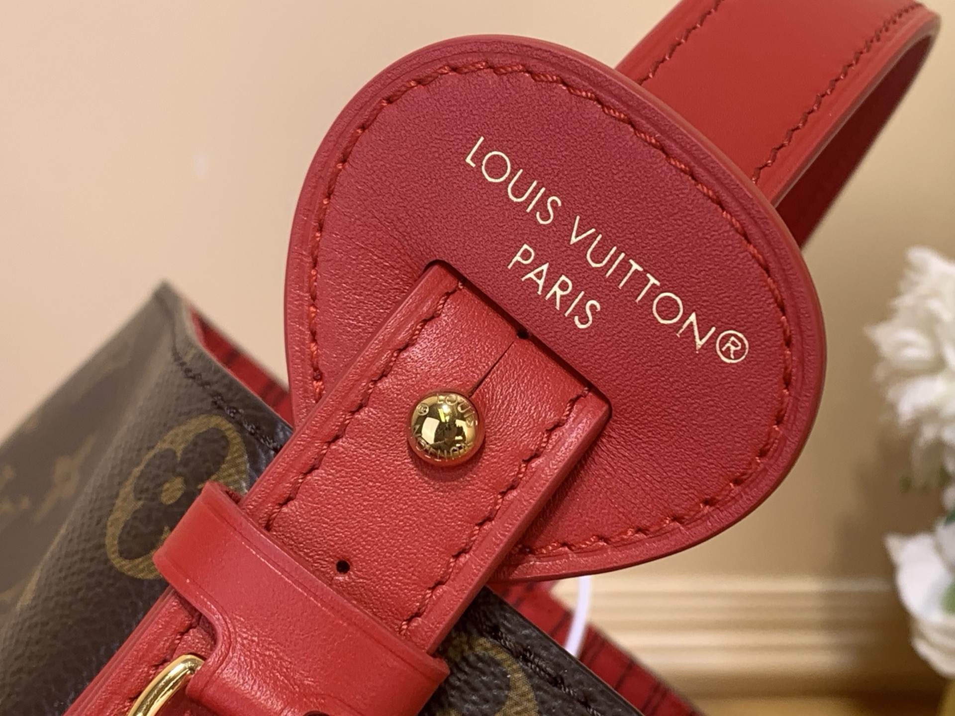 Сумка женская в стиле Louis Vuitton All In BB Monogram с красными акцентами
