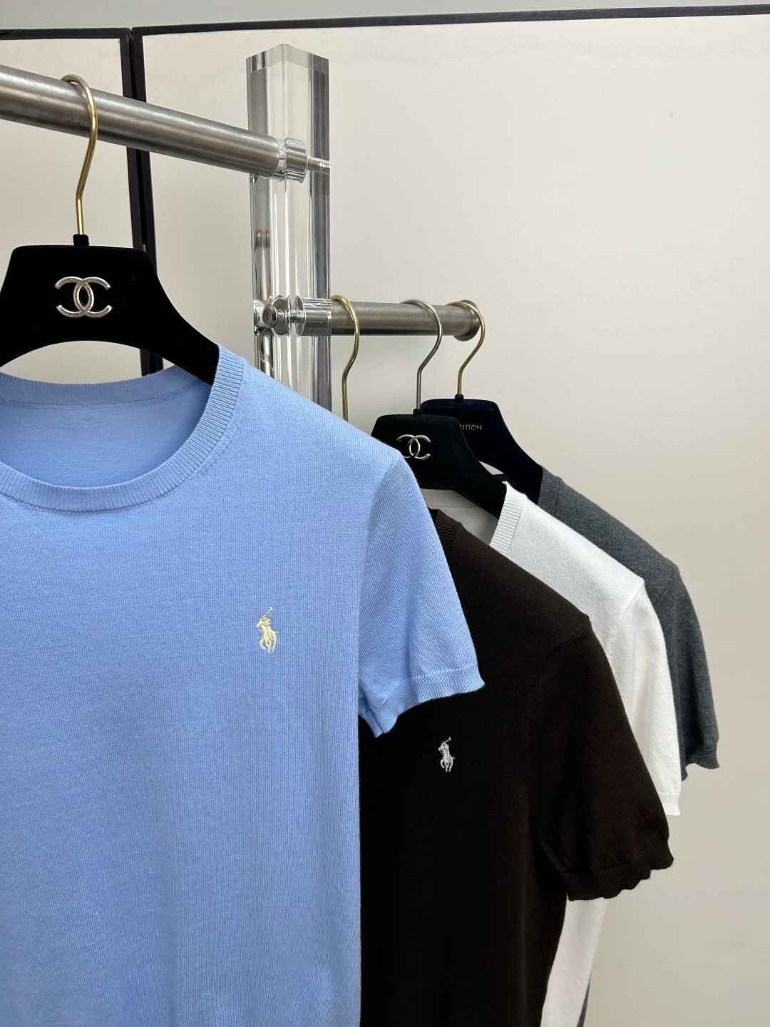 Футболка женская Ralph Lauren в голубом, белом, тёмно-коричневом, сером и чёрном цветах с вышитым логотипом