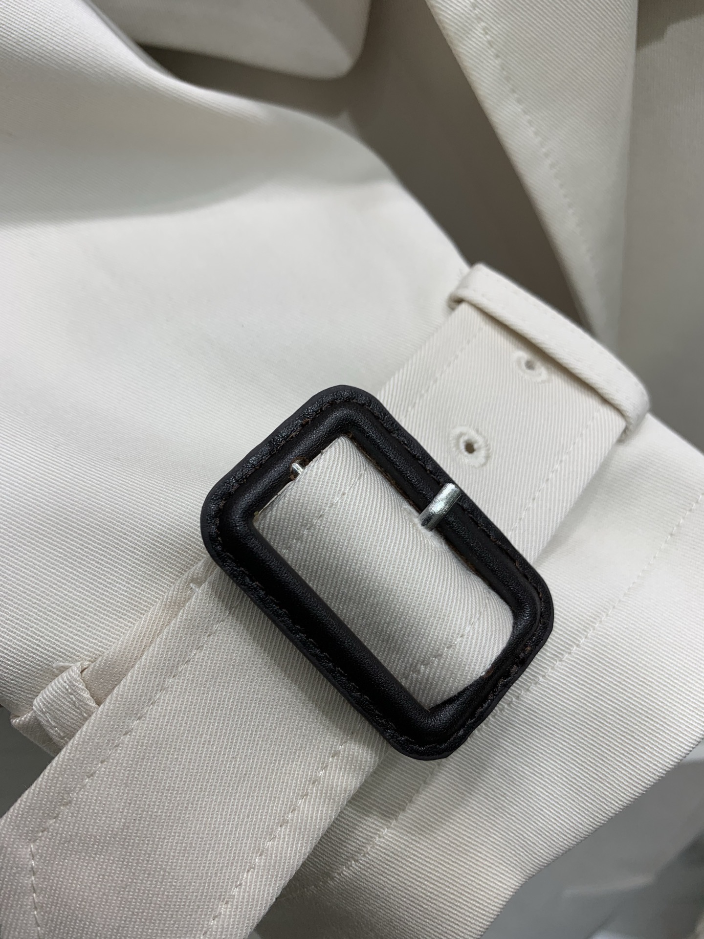 Тренч женский в стиле Saint Laurent из плащевой ткани молочного цвета с поясом