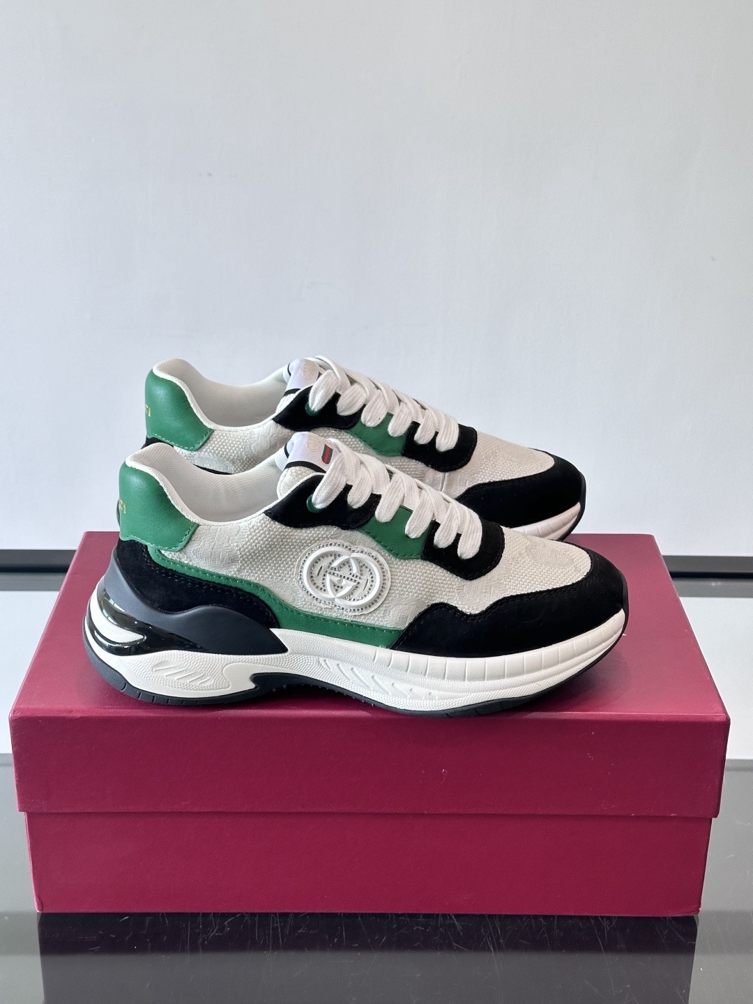 Кроссовки мужские в стиле Gucci чёрно-бело-зелёного цвета