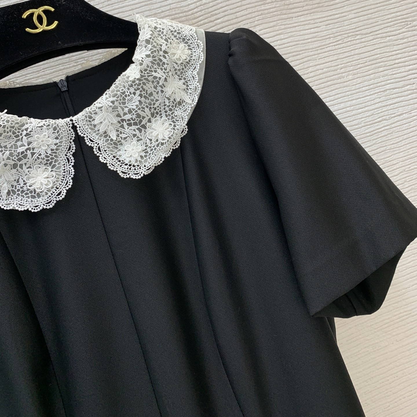Платье женское в стиле Miu Miu чёрного цвета с кружевным воротником