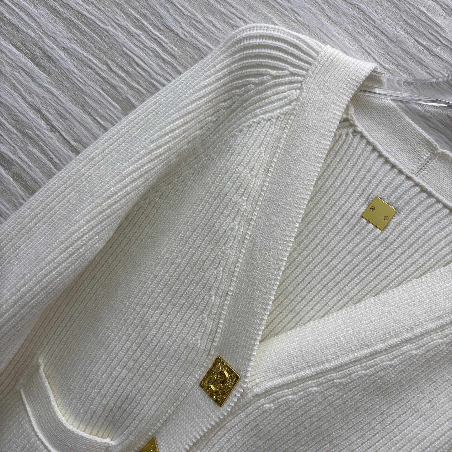 Кардиган женский в стиле Schiaparelli молочного цвета с декоративными пуговицами